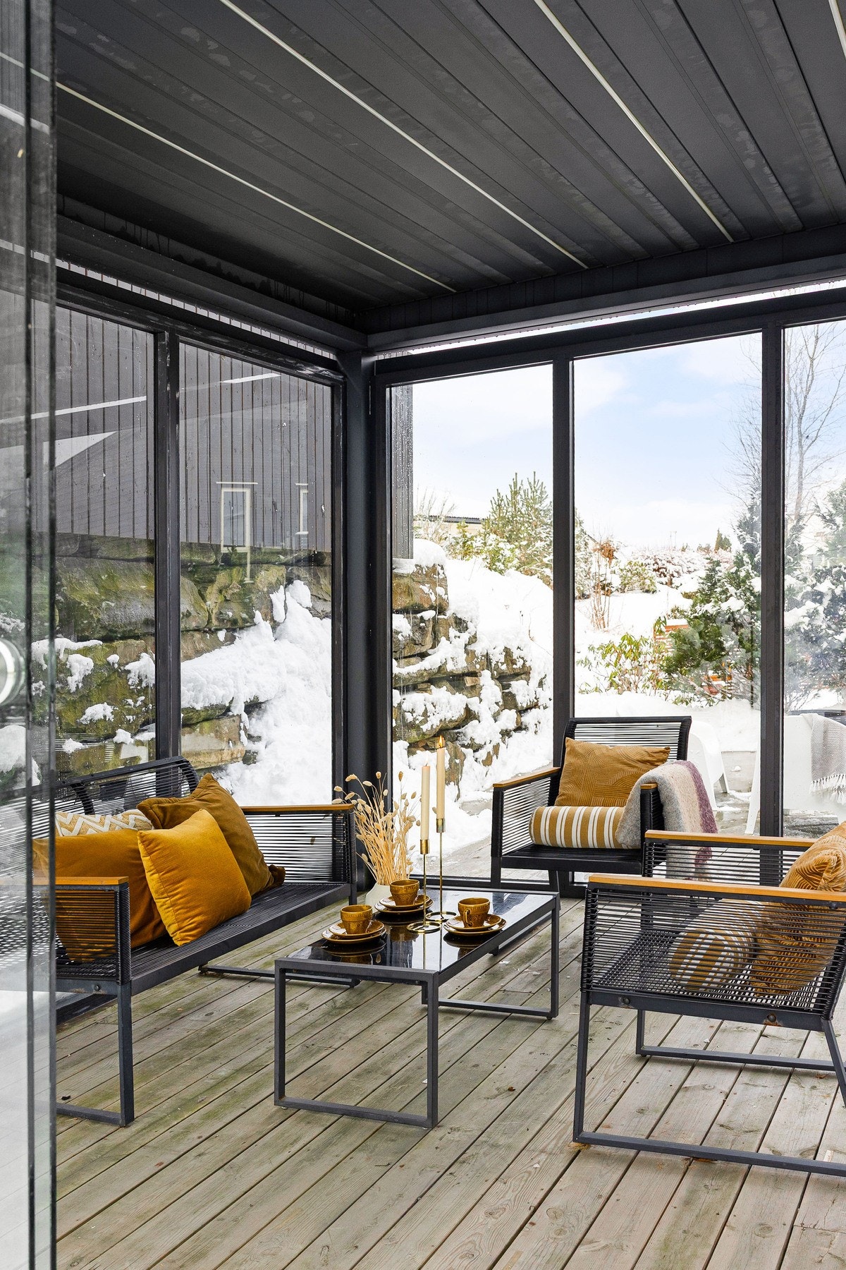 Hagestuen er i glass som gjør at man får utefølelsen, men er skjermet godt for vær og vind. Galleribilde