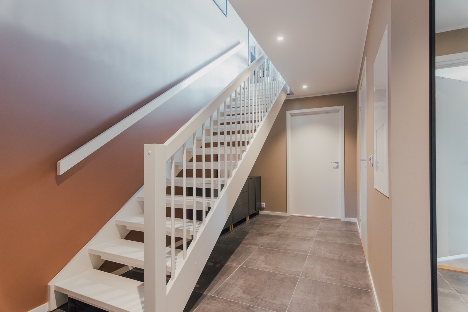 Vi beveger oss ned i boligens 1. etasje. Galleribilde