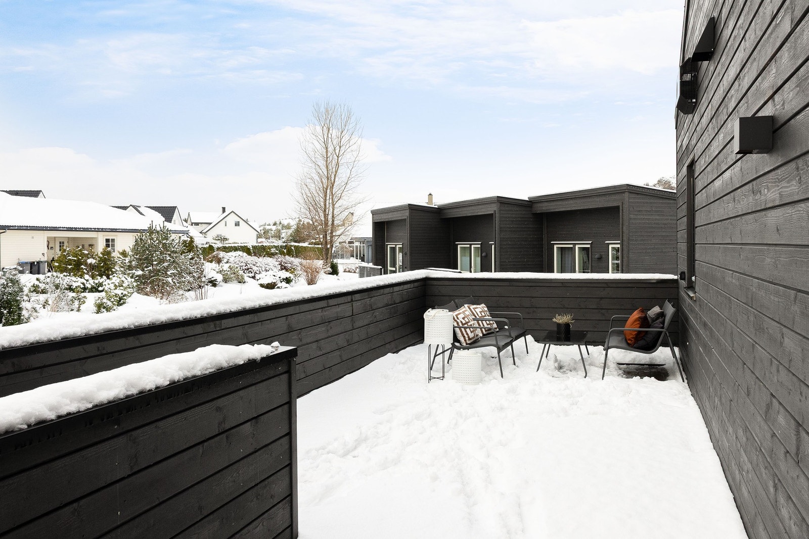 Fra stuen er det utgang til en herlig altan, fra altanen er det trapp ned til hage og resten av uteområdet. Galleribilde