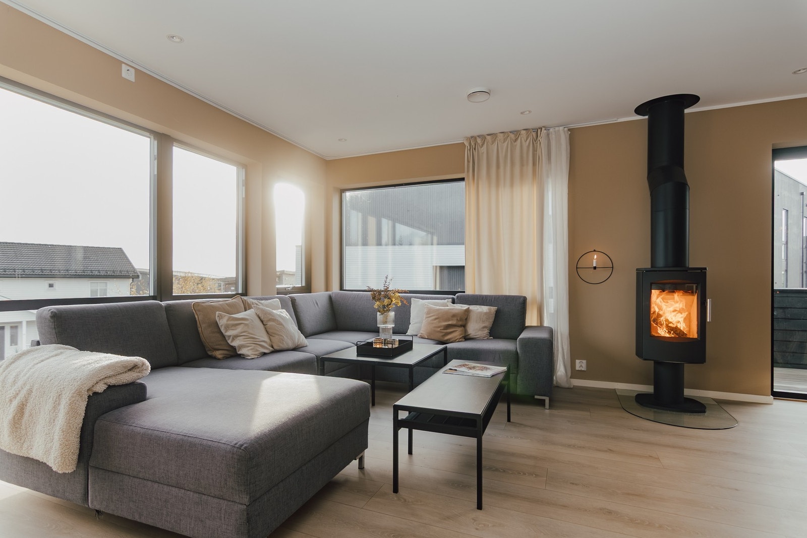 Fine overflater og listefrie vinduer og flott 1-stavs gulv som gir et eksklusivt uttrykk. Galleribilde