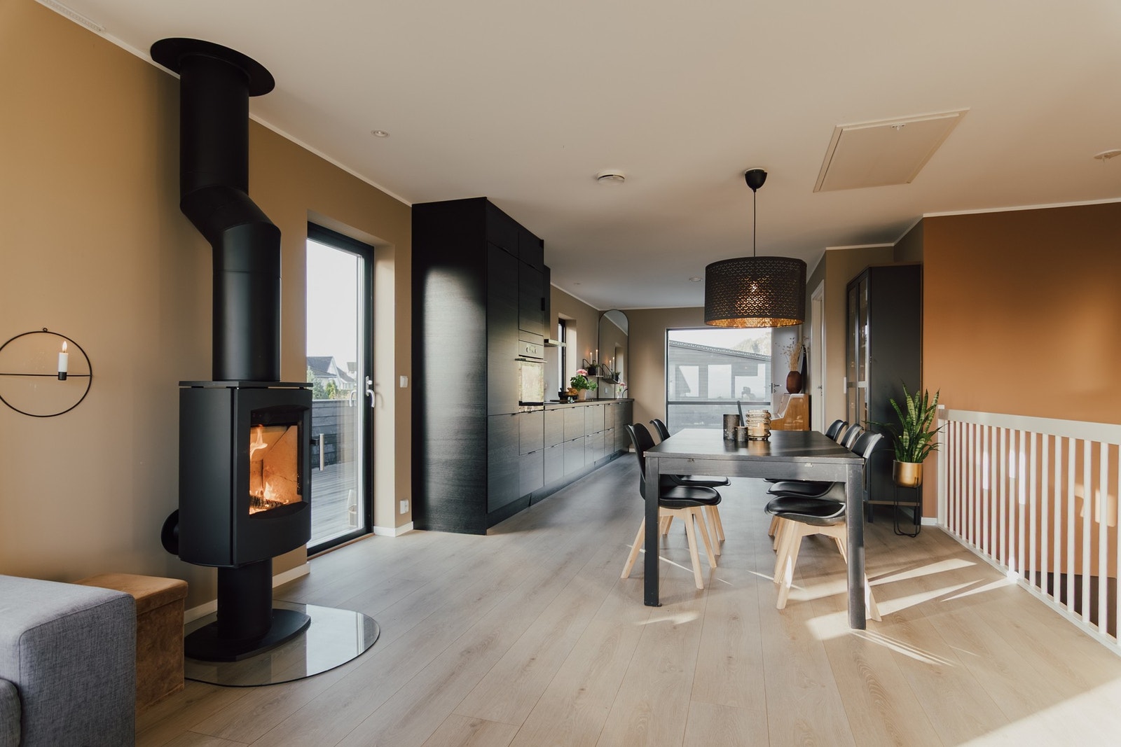 Stuen har en god og praktisk utforming som gjør den lett å møblere etter eget ønske. Galleribilde