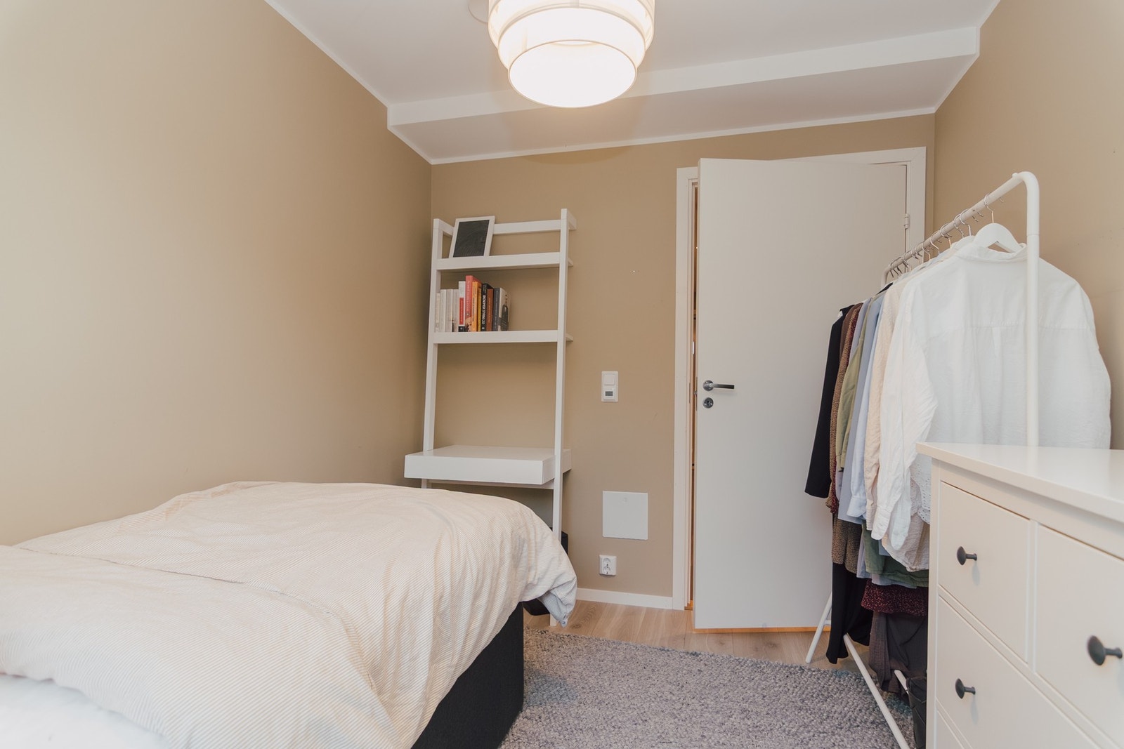 Her er det god plass til seng og garderobe. Galleribilde