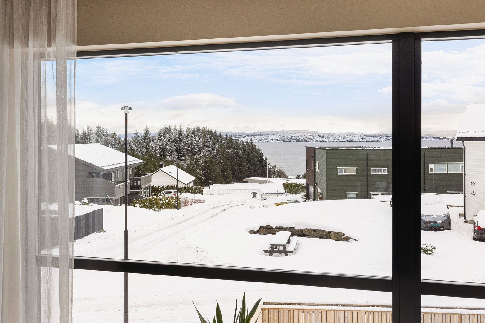 Nydelig sjøutsikt fra stuen. Galleribilde