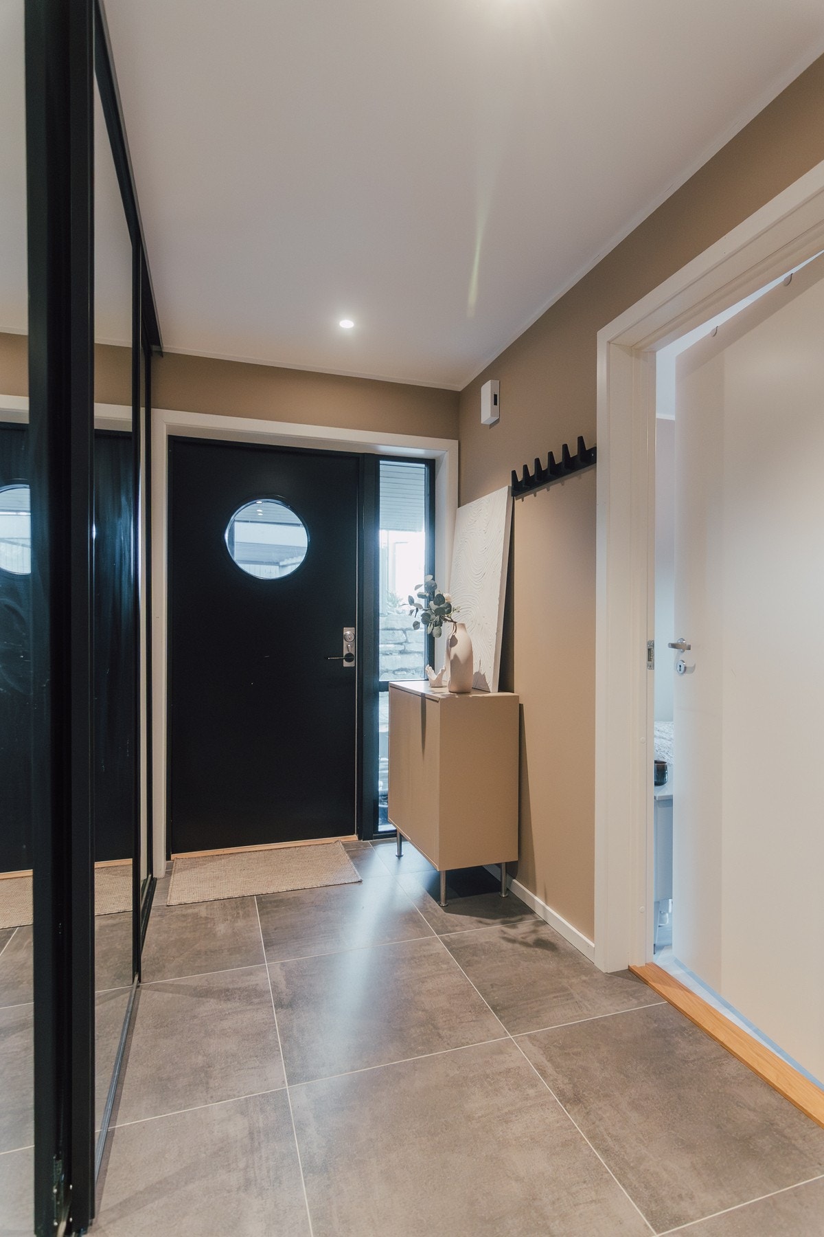 Entréen er flislagt som gjør at den har høy slitestyrke og tåler godt fuktighet og søl fra yttertøy, meget praktisk med småbarn i hus. Galleribilde