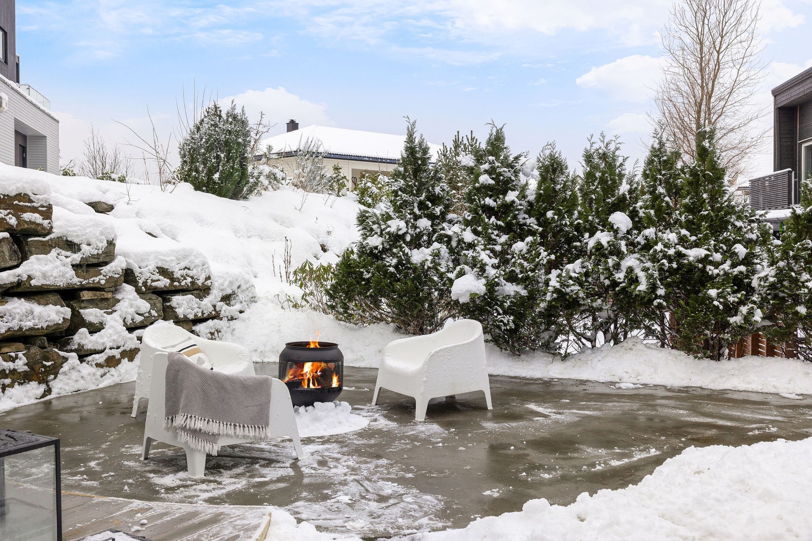 Boligen byr på nydelige utearealer med flere soner. Galleribilde