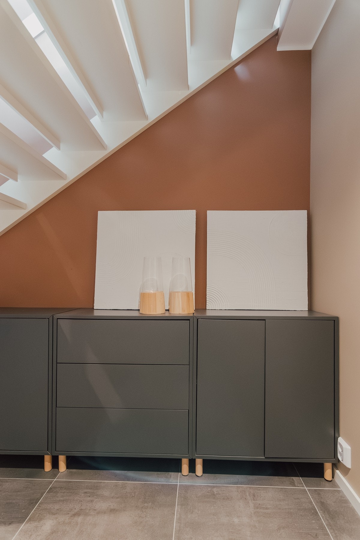 God plass til oppbevaring under trapp. Galleribilde