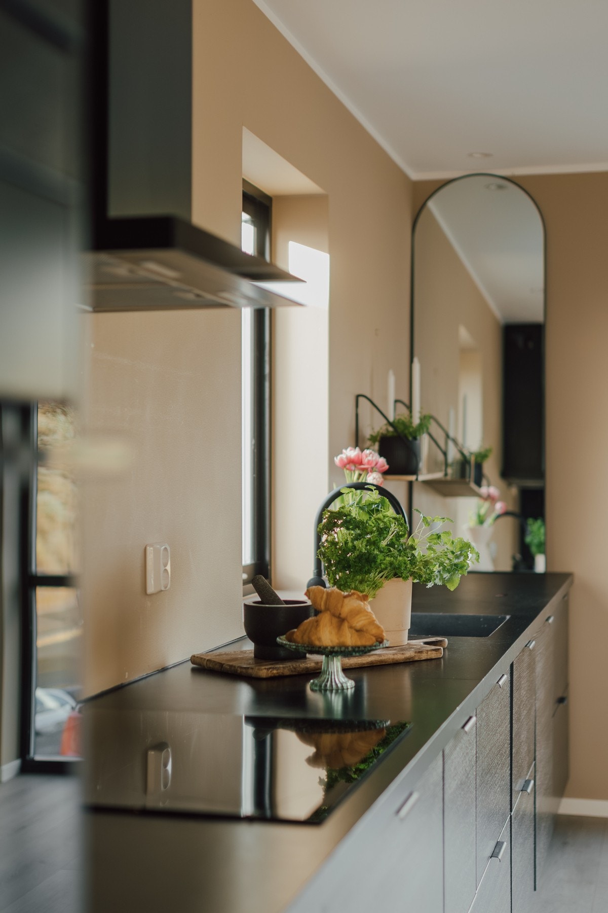 Kjøkkenet har glatte fronter, laminat benkeplate og vask i kompositt. Galleribilde