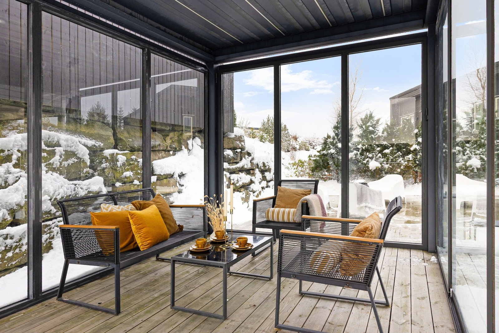 Boligen byr på nydelige uteområder og en magisk hagestue. Galleribilde