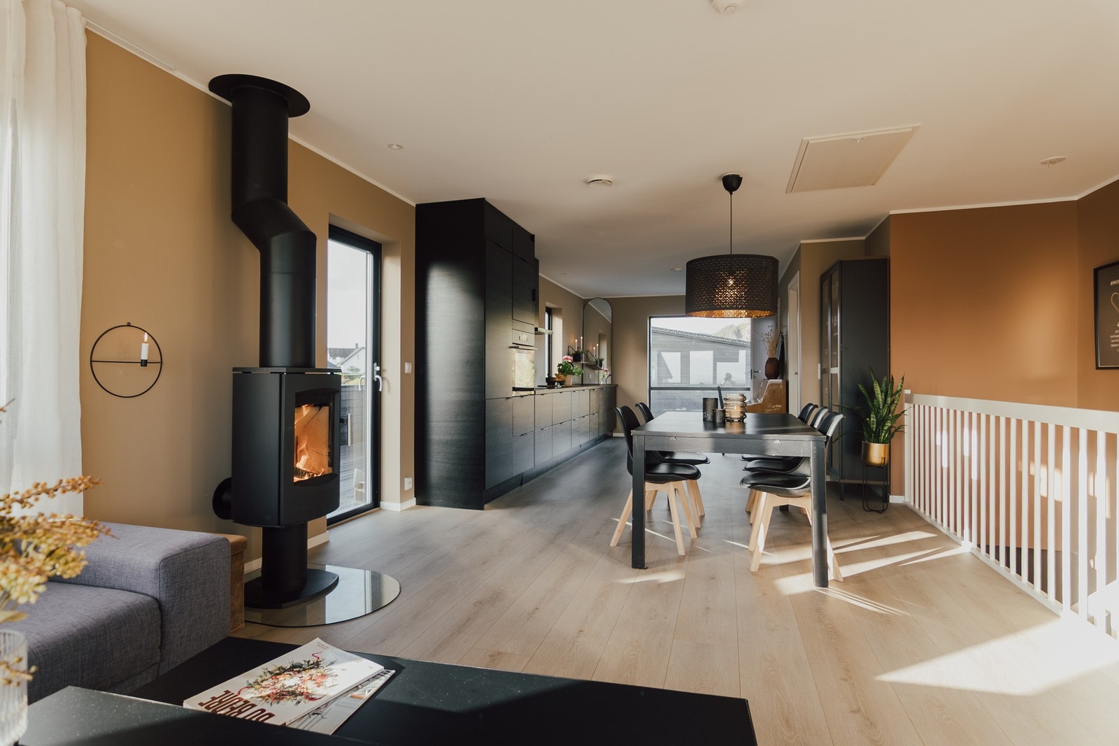 Stuen med åpen kjøkkenløsning måler 46,2 m². Galleribilde