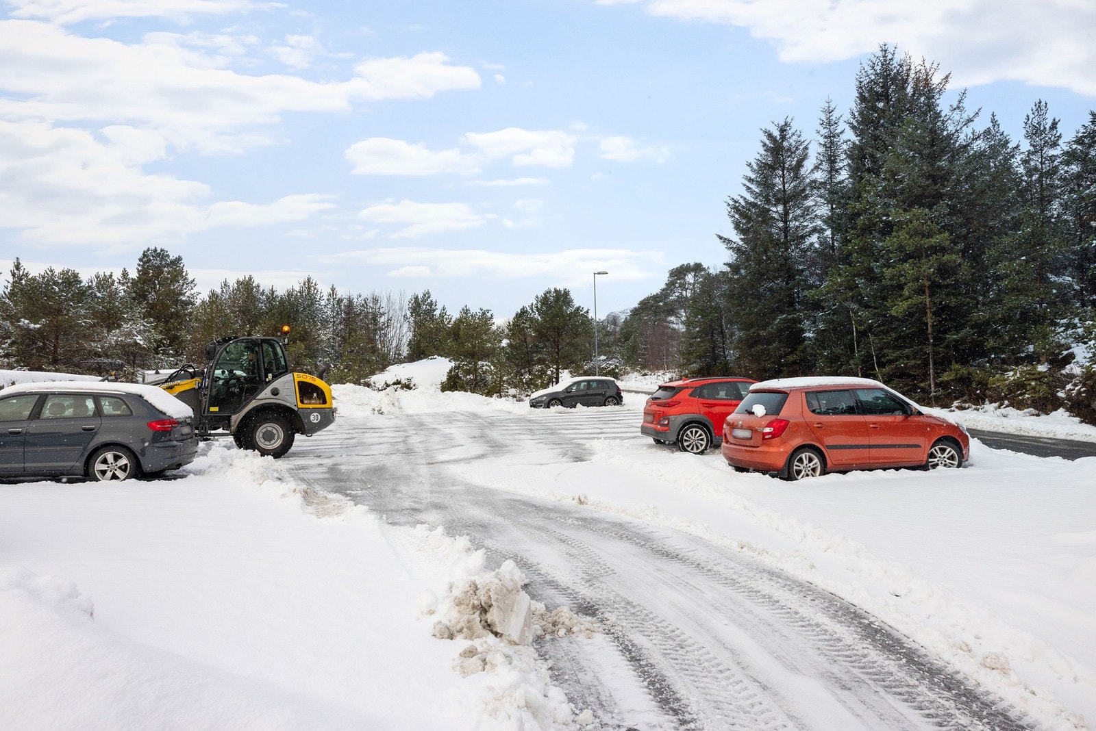 Felles parkeringsplass i velforeningen. Galleribilde
