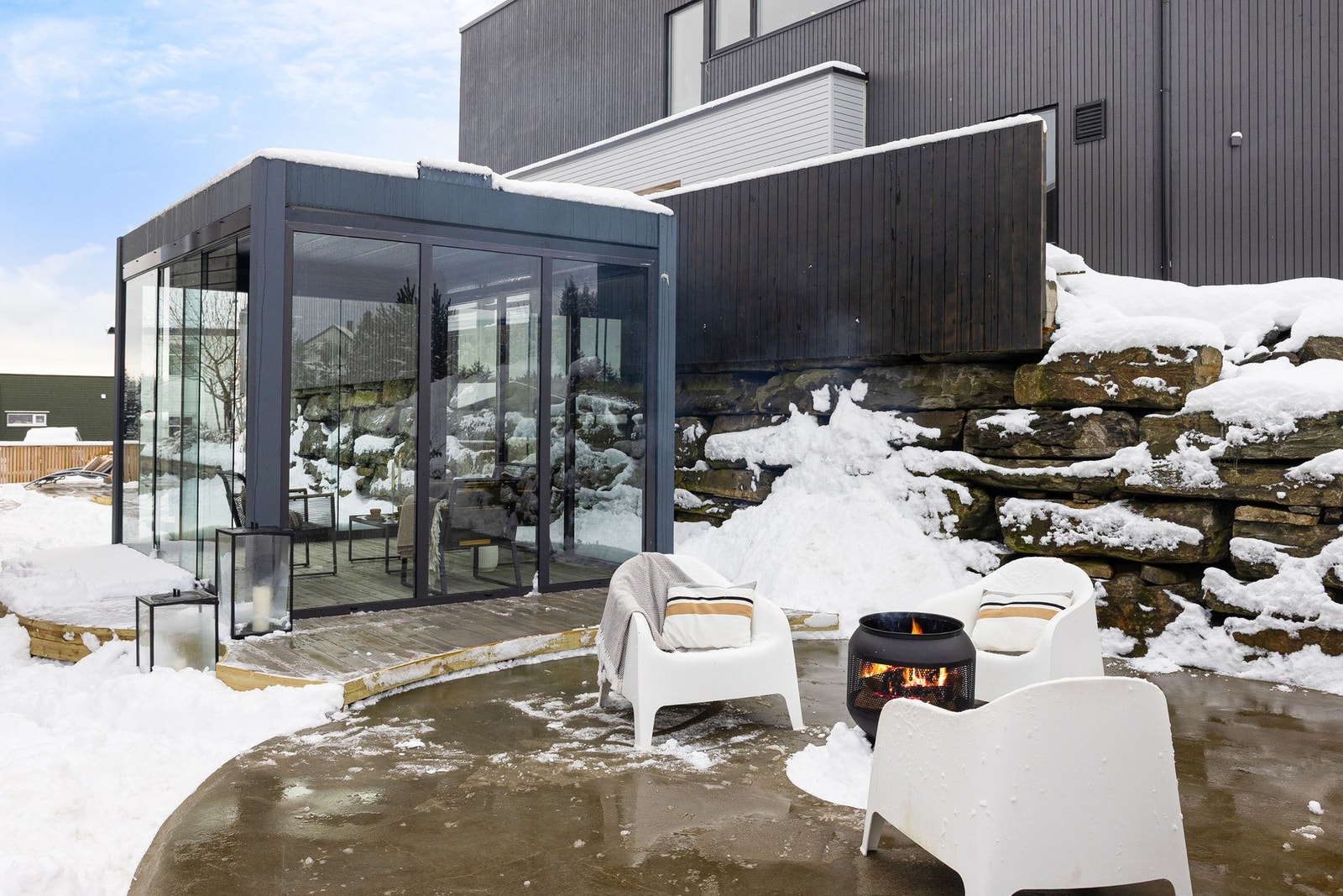 I hagen er det satt opp en nydelig hagestue. Galleribilde