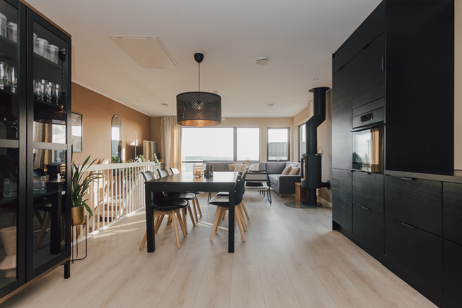 Stuen er det perfekte samlingsrommet for hele familien. Her kan man ha hyggelige middager og god plass til å invitere storfamilien. Galleribilde