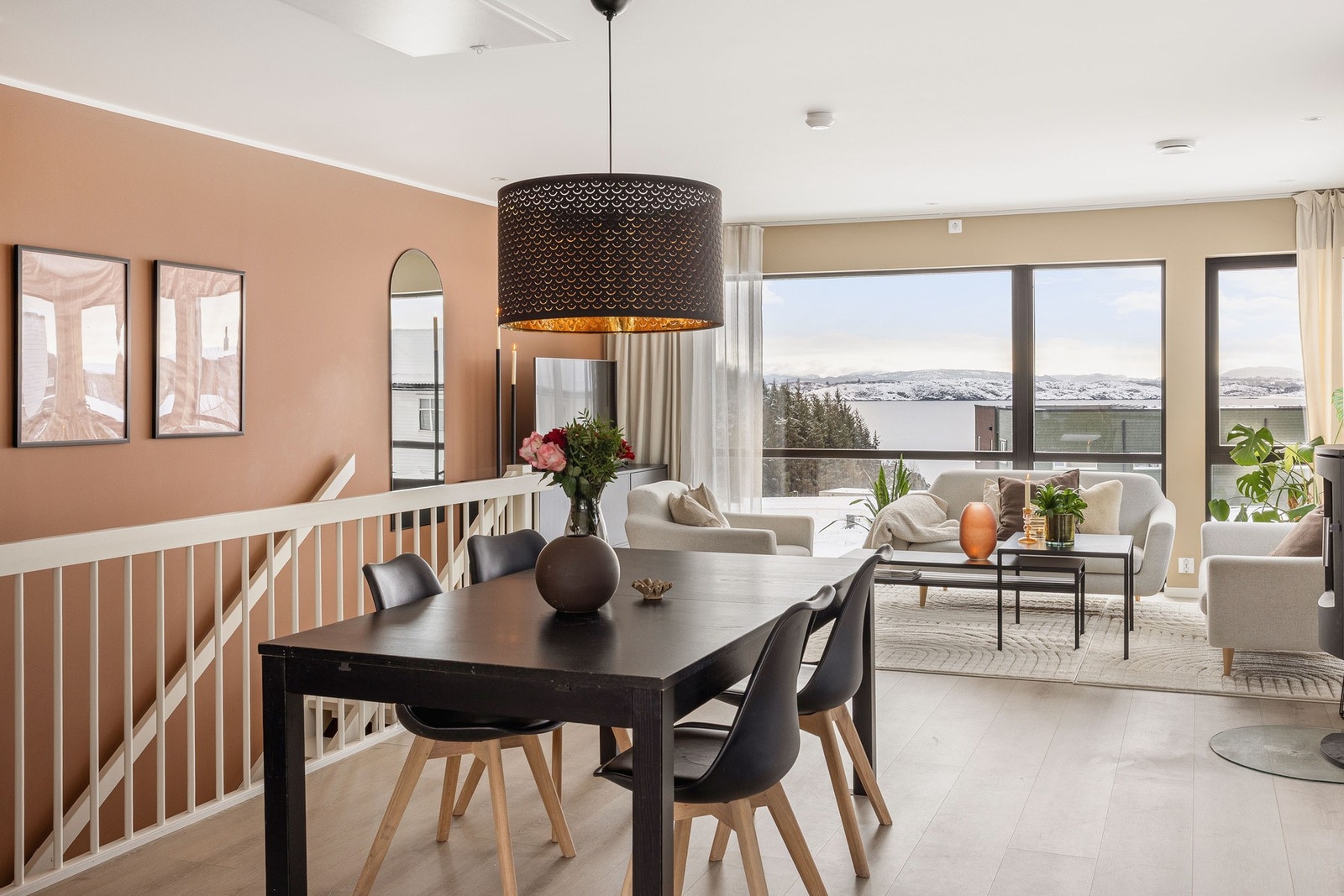 Det er god plass til både spisebord og sofagruppe i stuen. Galleribilde