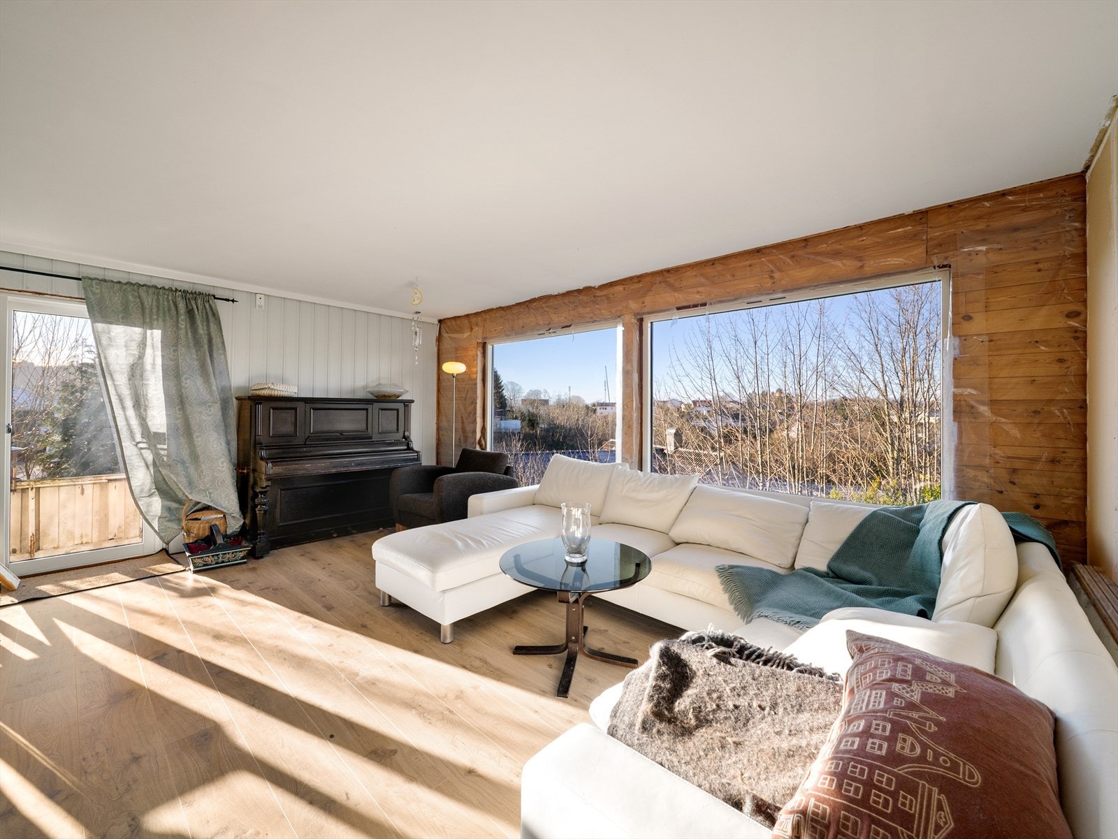 Boligen har vært gjenstand for en del oppgradering i nyere tid med bl.a. vannbåren varme i hovedetasje, oppgradert deler av elektrisk anlegg, bytte av en del vinduer og dører m.m. Galleribilde