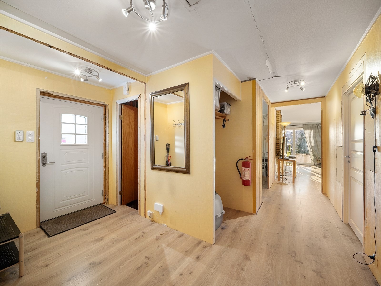 Romslig entrè med plass til å henge fra seg yttertøy og sko. Trapp ned til u. etasje med mye bodareal. Galleribilde