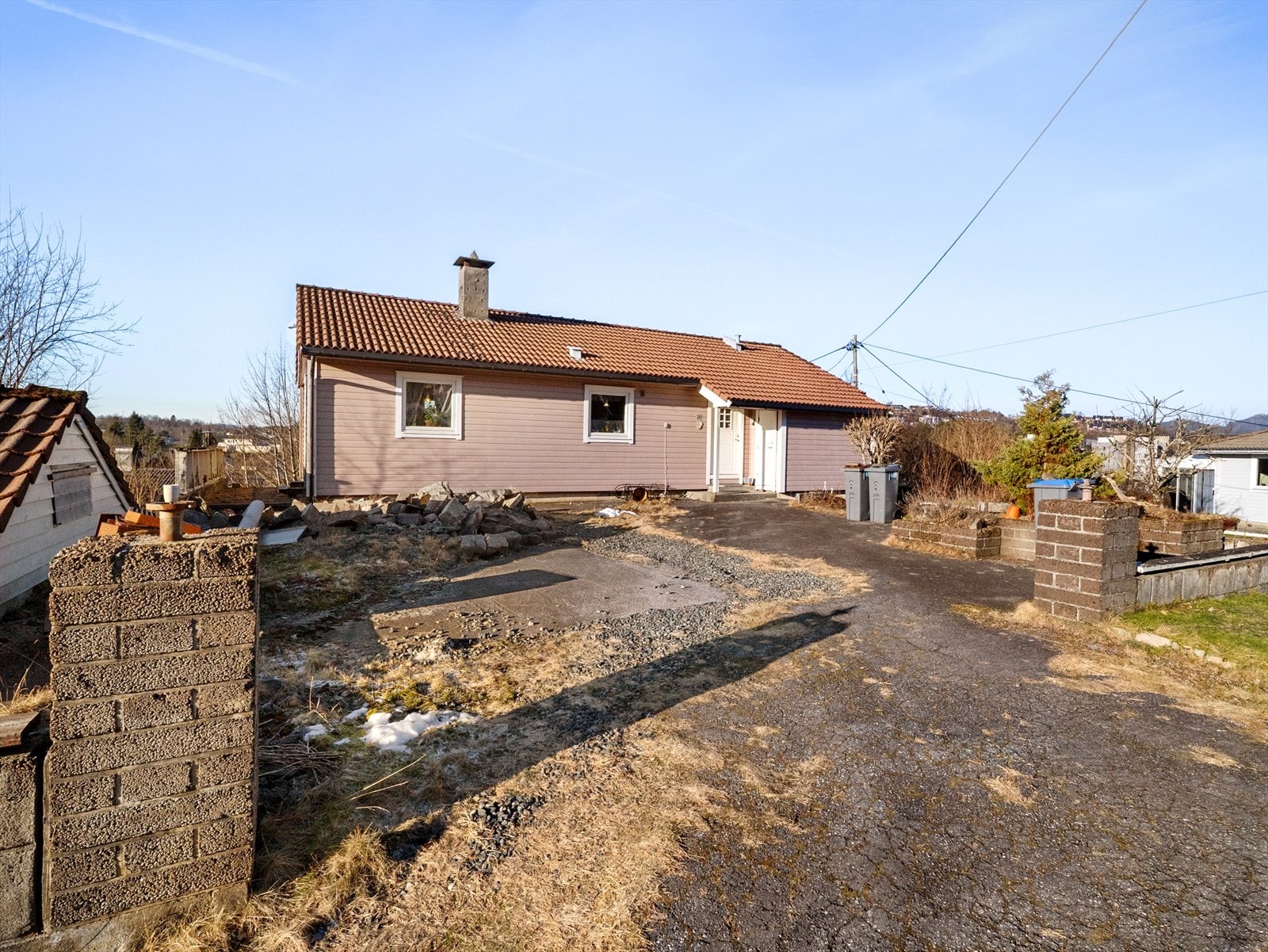 Her bor du i et rolig og sentralt område med nærhet til det meste du trenger i hverdagen. Stor innkjørsel med plass til flere biler. Galleribilde