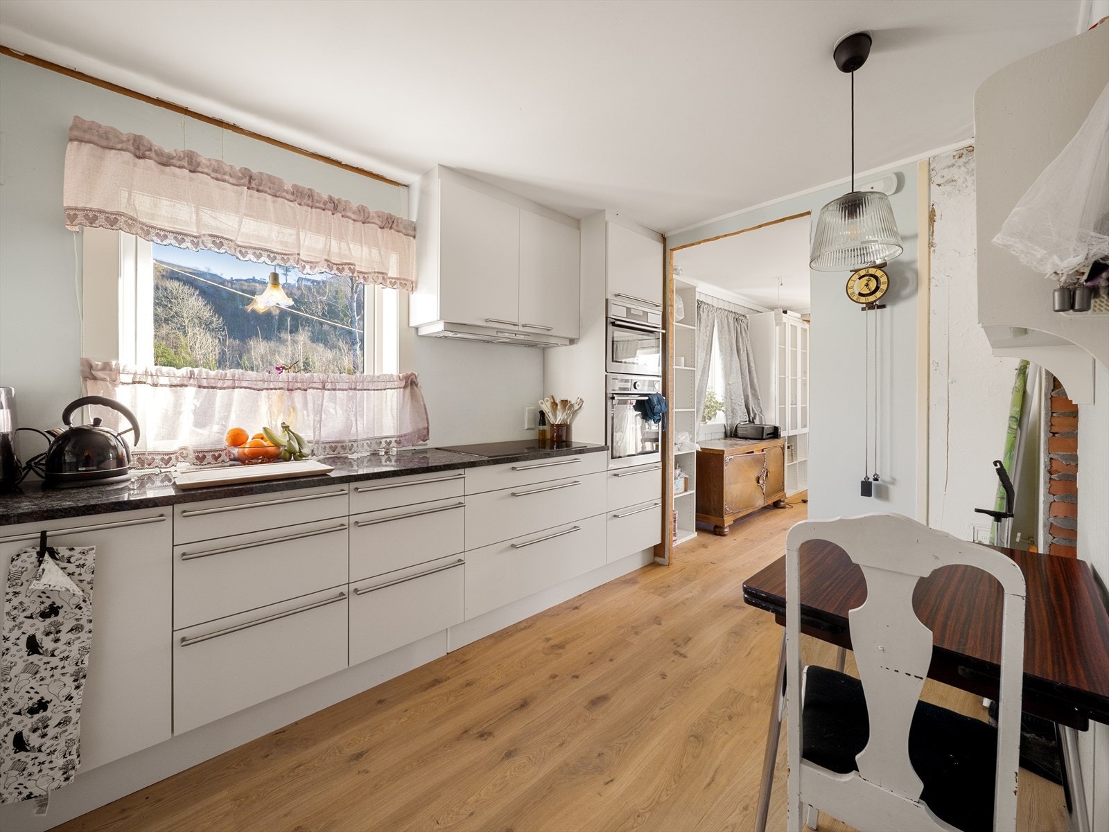 Godt med skap- og benkeplass. Galleribilde