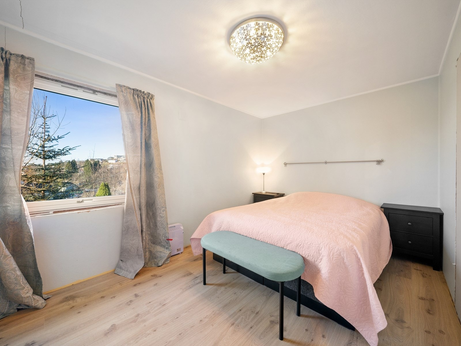 Boligen har 2 soverom på hhv. 12,4 m² og 8,7 m². Originalt hadde boligen 3 soverom. Galleribilde