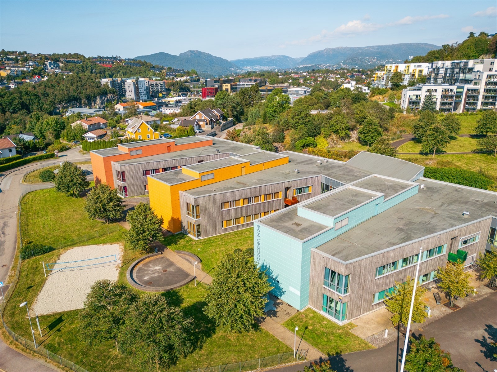 Rådalslien skole og Rådalslihallen like ved. Det er også gangavstand til Skeie skole. Galleribilde