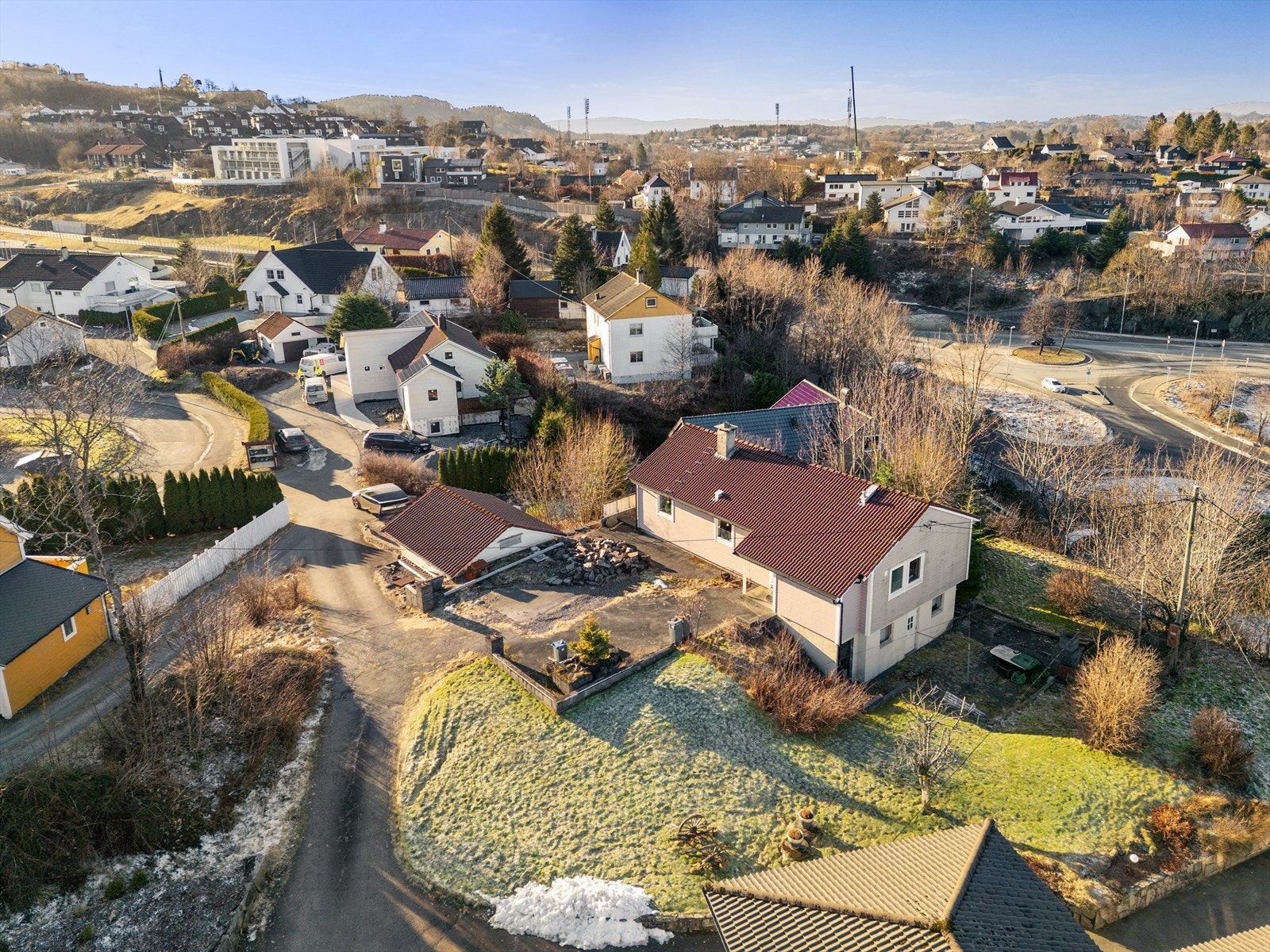 Stor og fin tomt på ca. 1340 m² (se kart i salgsoppgaven). Galleribilde