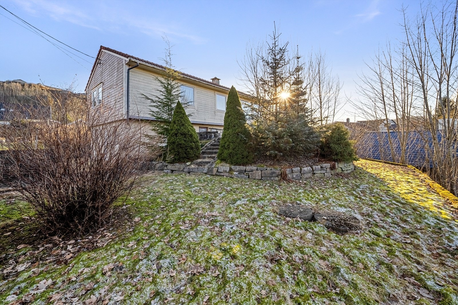 Koselig og usjenert hage med gode solforhold. Galleribilde