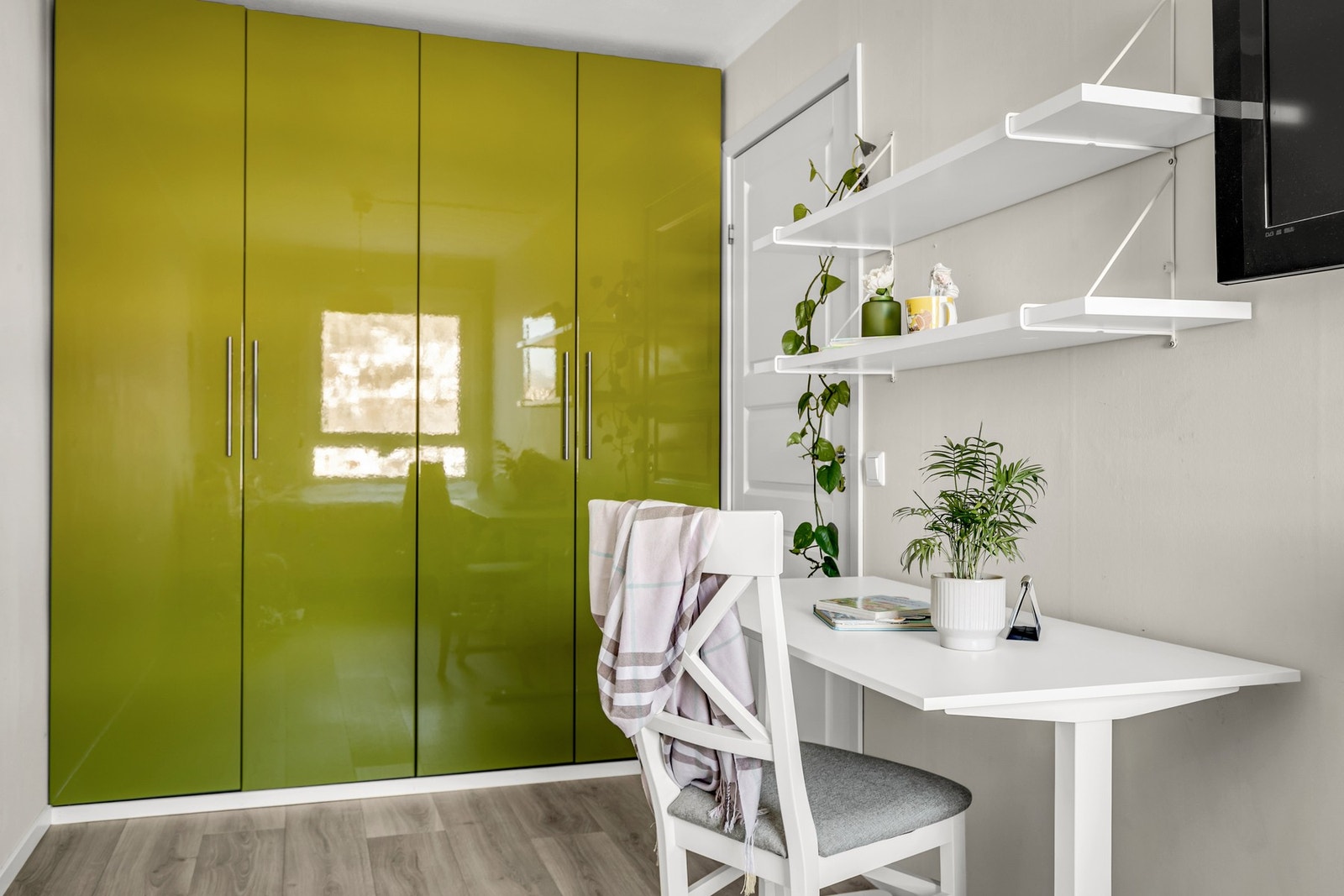 Her er det satt inn garderobeskap som medfølger handelen. Galleribilde