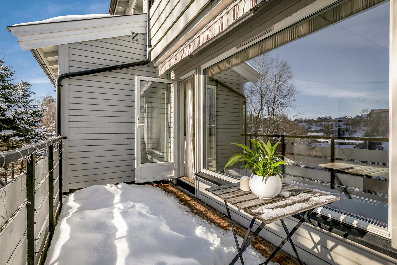 Fra stuen er det utgang til den sydvendte balkongen på 8 m² med plass til både sittegruppe og liten spiseplass. Galleribilde