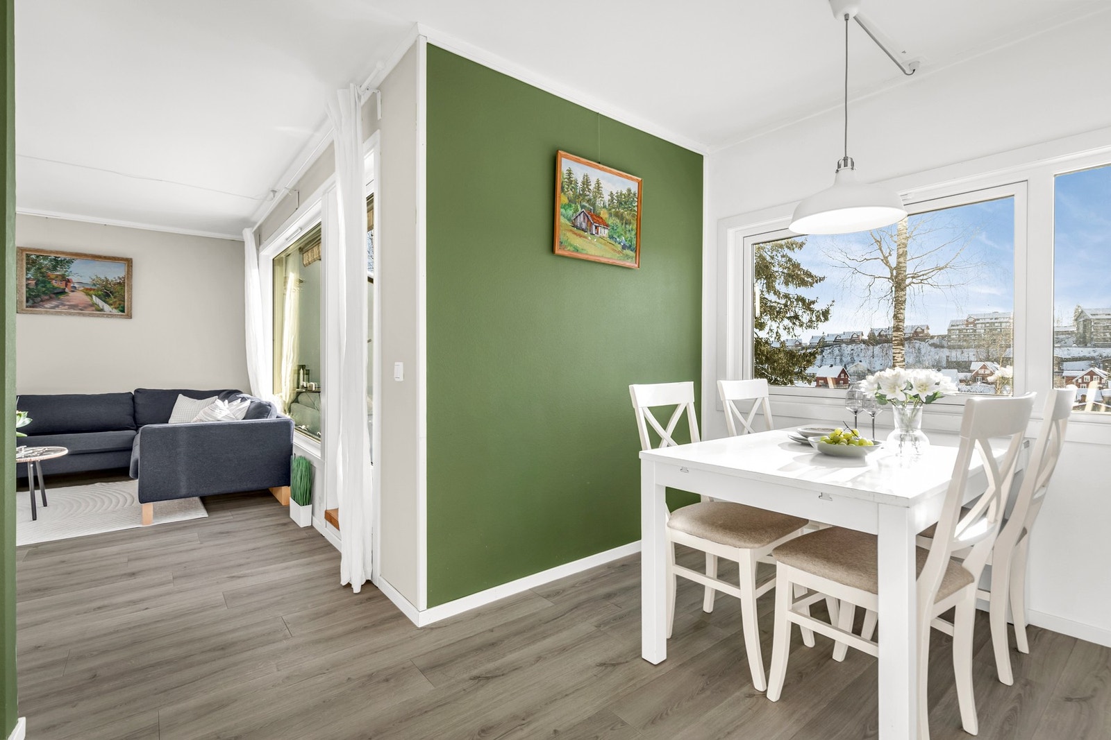 Delvis åpen kjøkkenløsning mot stue, med god plass til en spisegruppe med herlig utsikt. Galleribilde