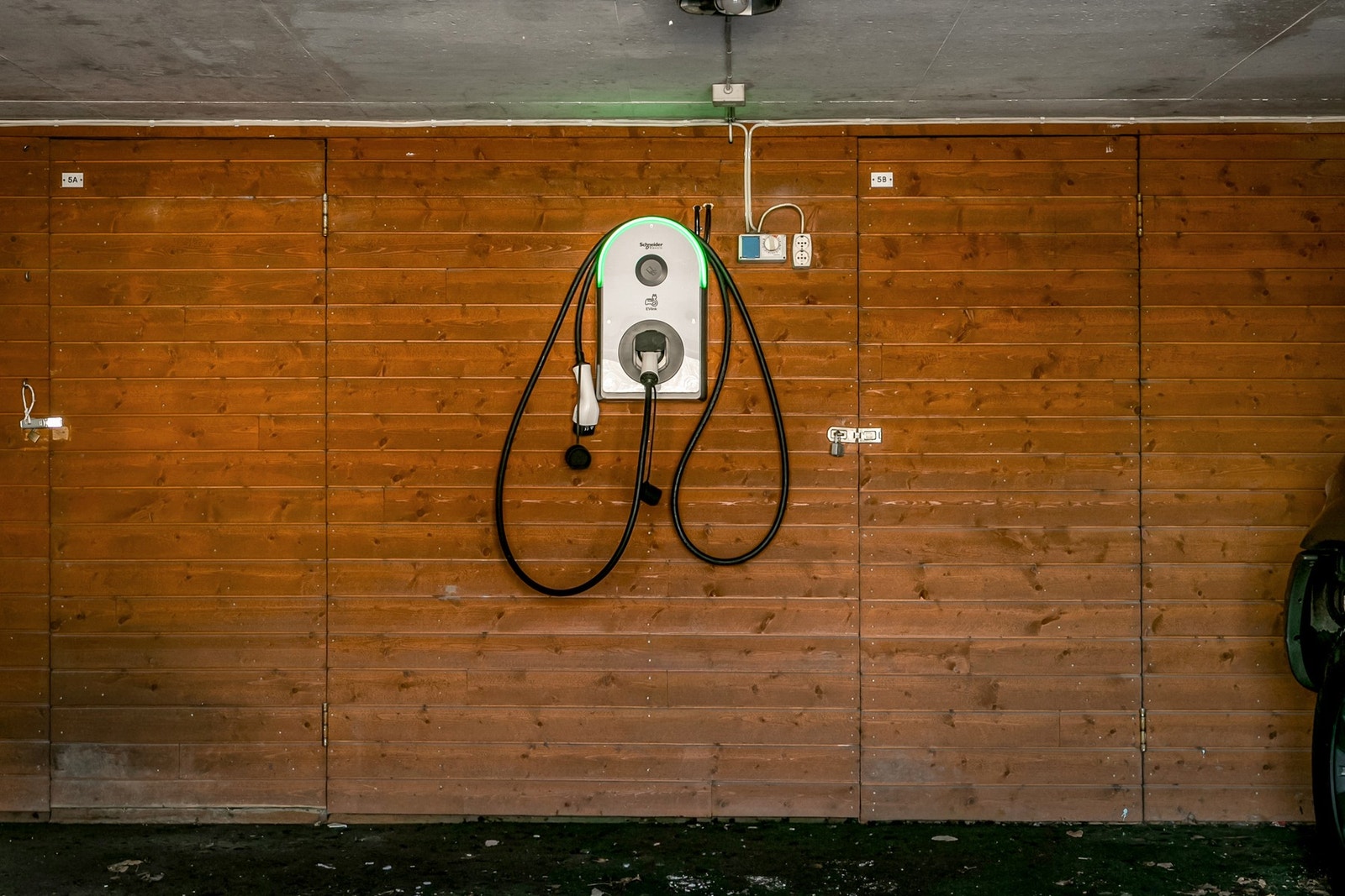 Det ble montert elbillader i garasjen i 2024. Innenfor garasjen disponerer man en bod på 5 m² (merket 5B). Galleribilde