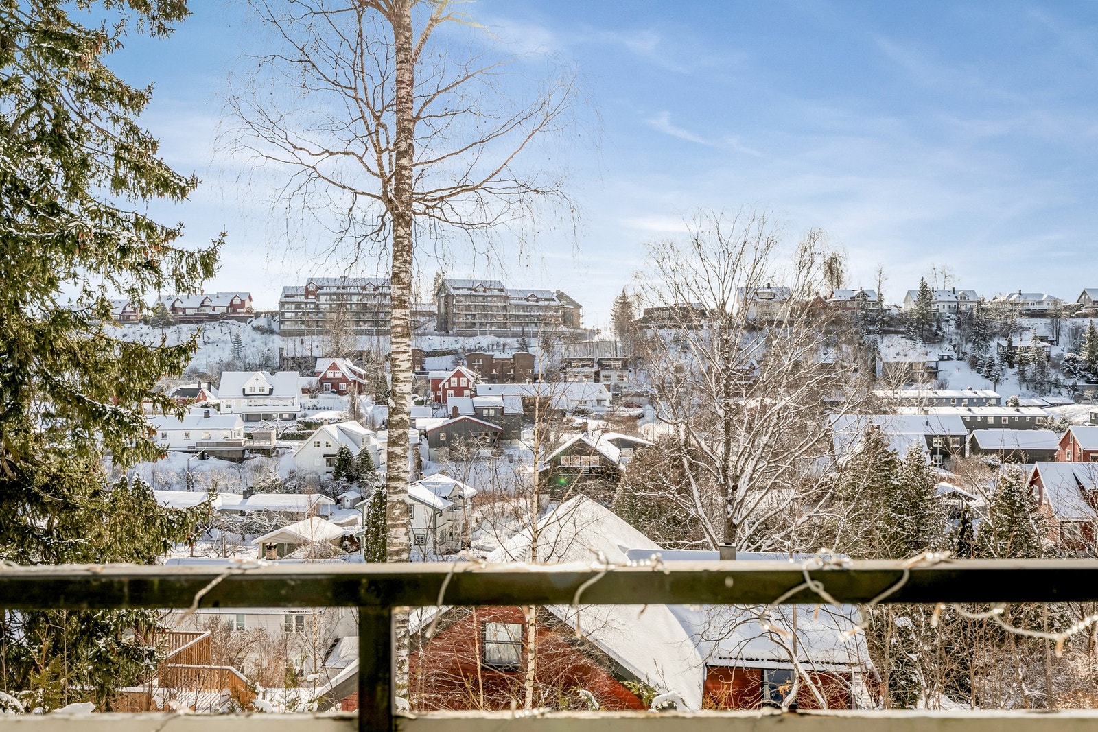 Høytliggende med utsyn mot Ekkodalen. Galleribilde
