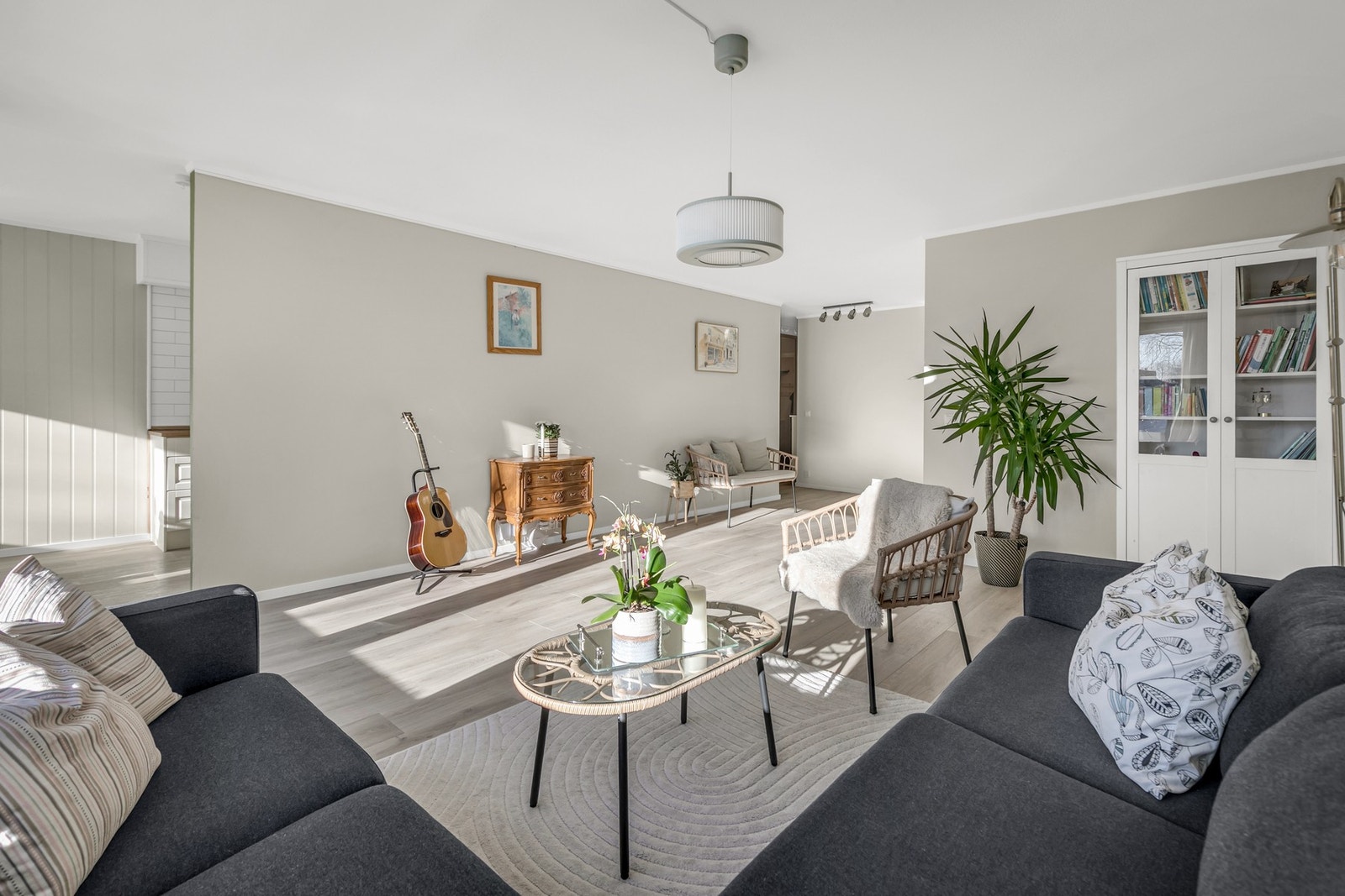 I 2025 ble det hengt opp to nye taklamper i stuen. Galleribilde