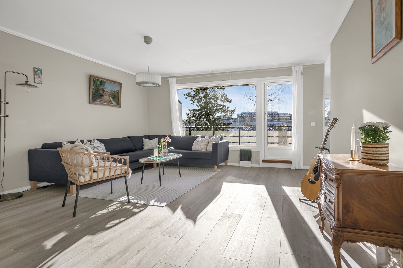 Velkommen til Juterudåsen 5B - Presentert av Frida Kampen Hamre v/ EIE Eiendomsmegling Bærum. Foto: Emil Jakobczyk | iSnitt. Galleribilde