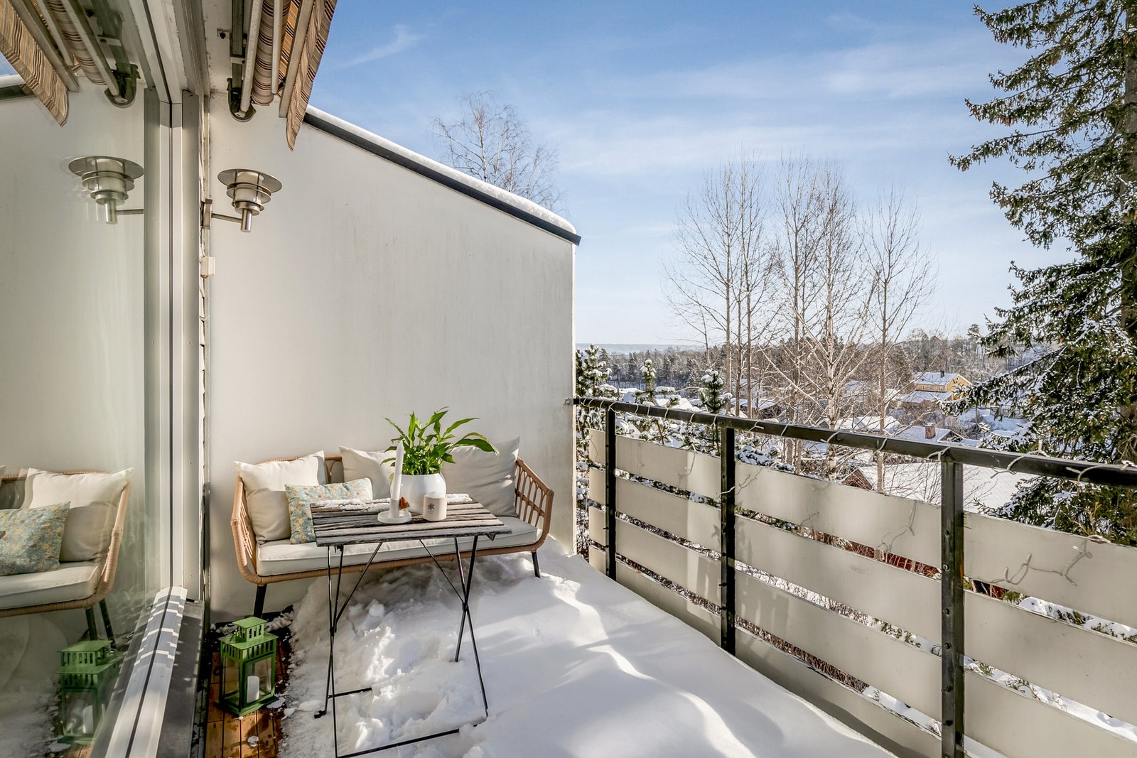 Flott høytliggende 3-roms leilighet med utsikt og solrik balkong, ekstern bod og garasjeplass med elbillader. Galleribilde