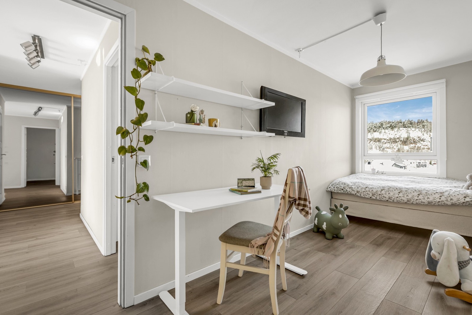 Leiligheten har to gode soverom - det ene soverommet egner seg godt som barnerom, gjesterom eller kontor. Galleribilde