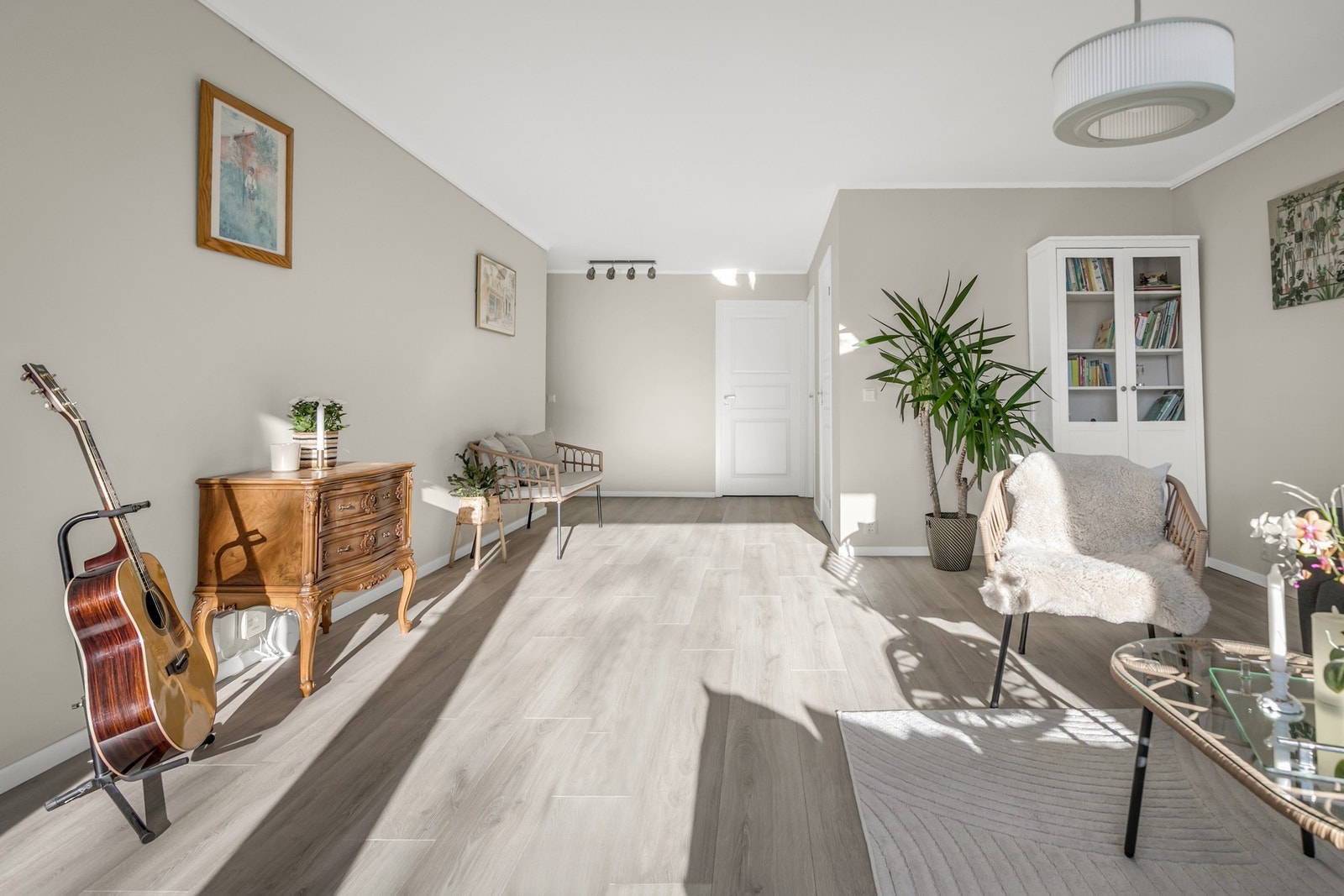 De store vindusflatene slipper inn rikelig med naturlig lys - noe man virkelig vil sette pris på ved leiligheten. Galleribilde