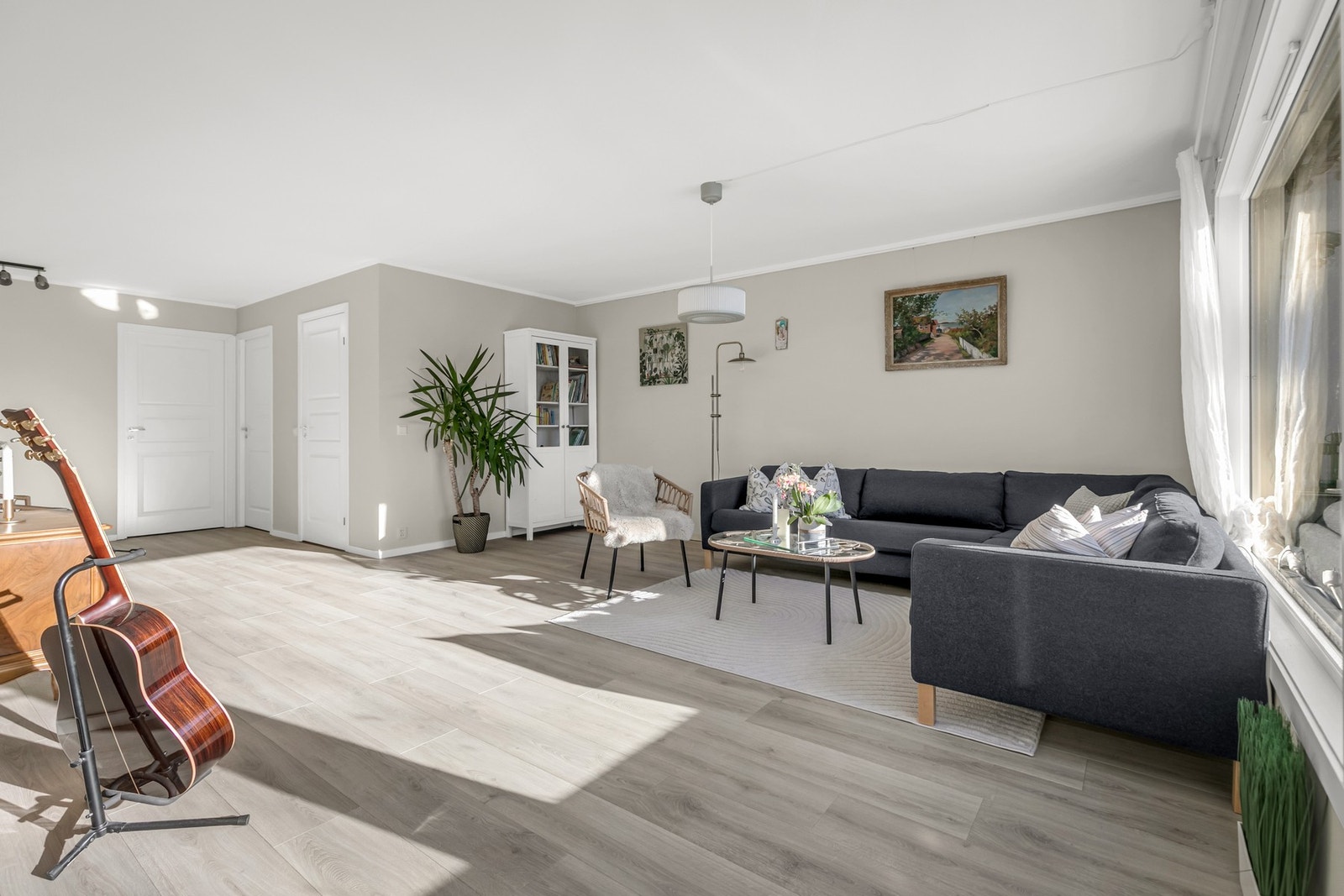 Stuen har en funksjonell planløsning som gjør det enkelt kan innrede med flere hyggelige soner Galleribilde