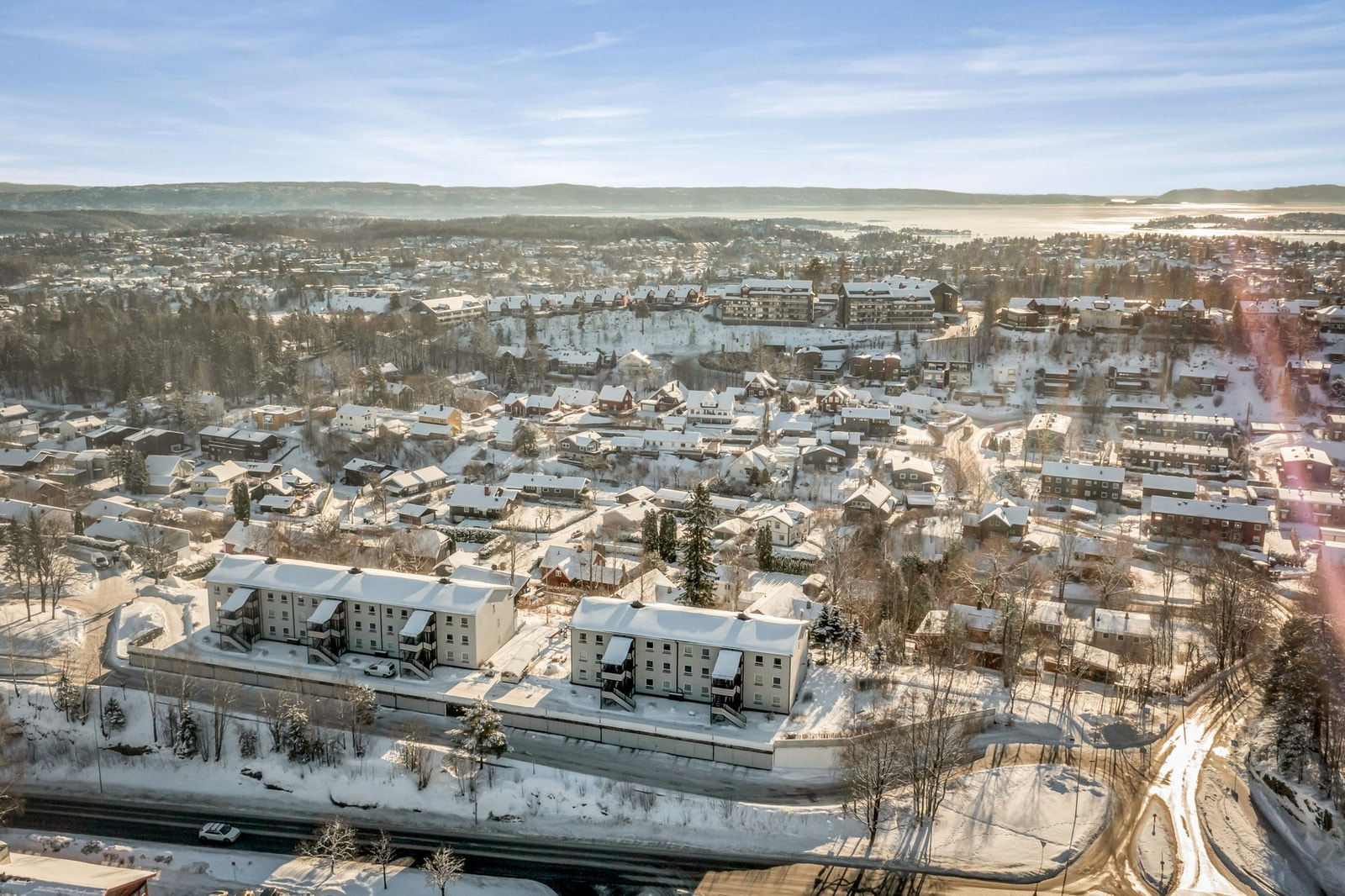 Bussholdeplass kun ca. 2 minutters gange og Slependen stasjon ca. 12 minutters gange fra boligen. Galleribilde