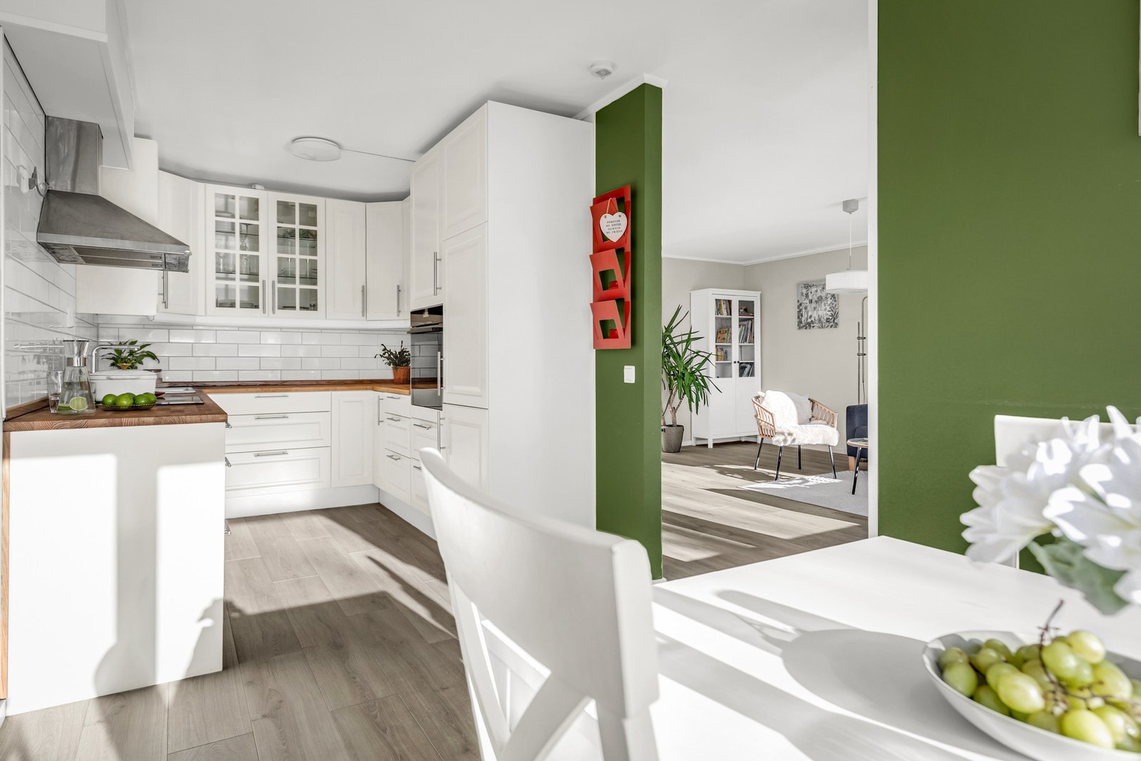 Leiligheten fremstår lys og luftig, og ble i 2024 oppgradert med nytt laminatgulv. Galleribilde