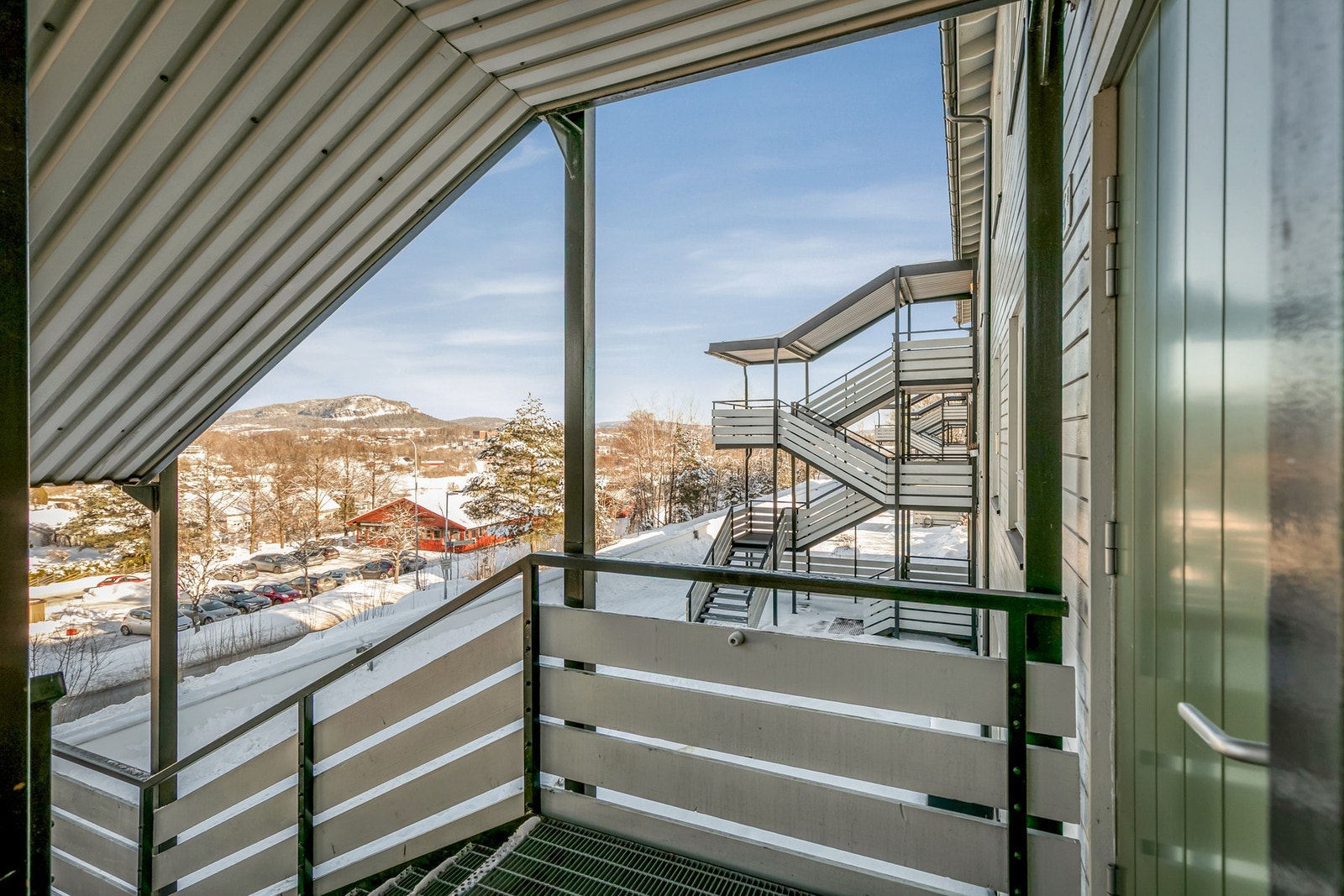 Leiligheten ligger i byggets 2. etasje med tak - her slipper man snømåking. Galleribilde