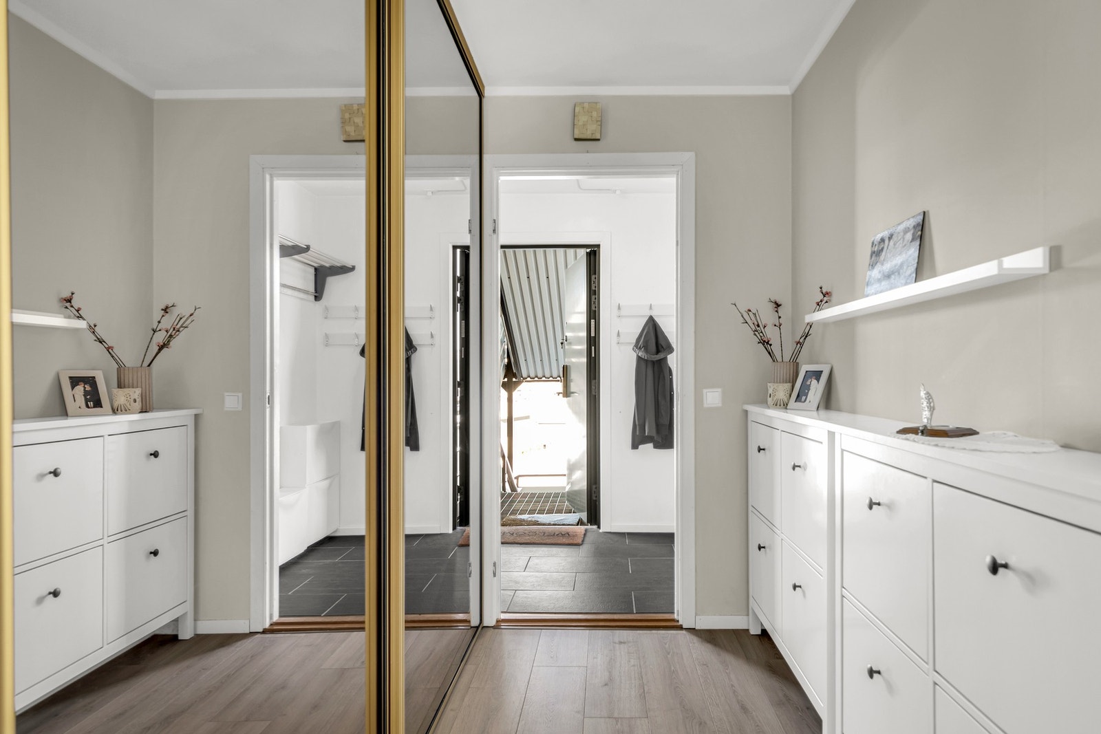 I gangen er det skyvedørsgarderobe med god plass til klær og sko. Galleribilde