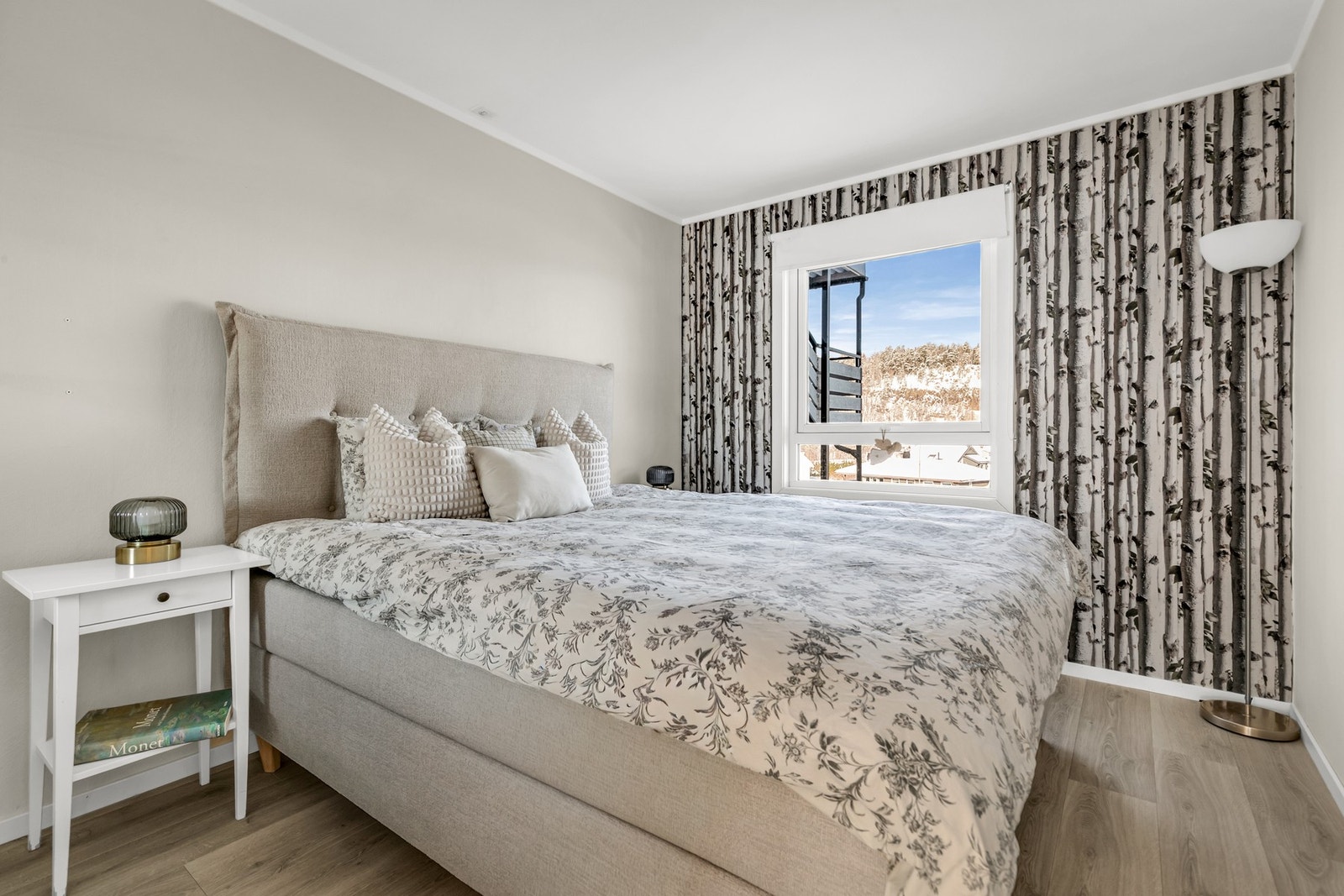 Hovedsoverommet gir god plass til en stor dobbeltseng med tilhørende nattbord på begge sider. Galleribilde