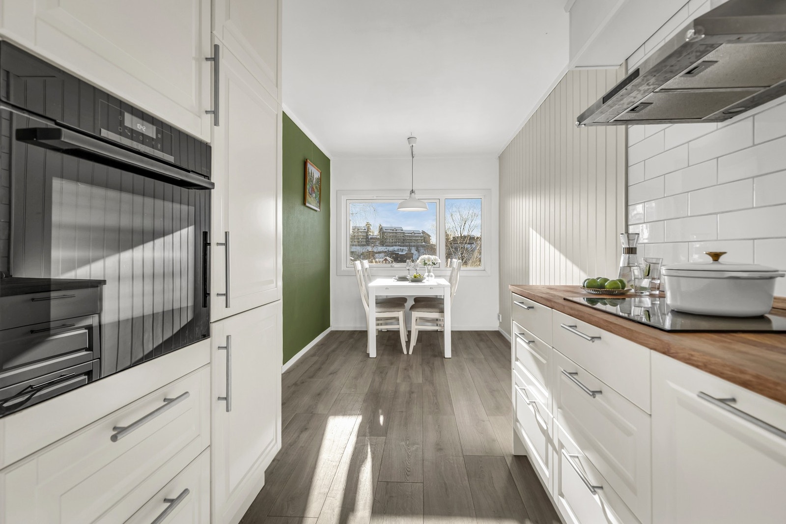 Her er det kjøleskap med frysedel og oppvaskmaskin. Galleribilde