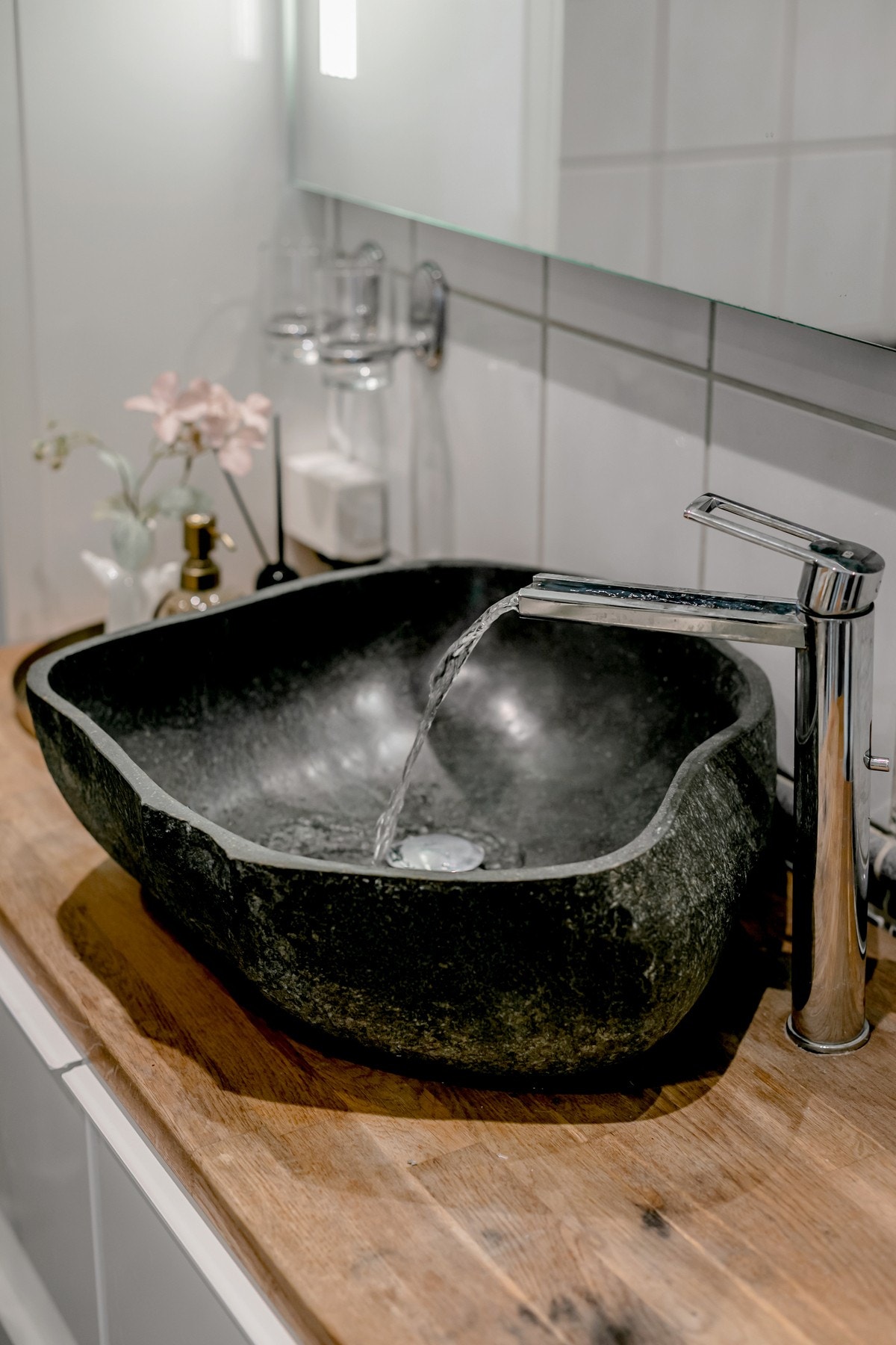 Ny baderomsinnredning ble installert i 2014 med trebenkeplate og ovenpåliggende servant. Galleribilde