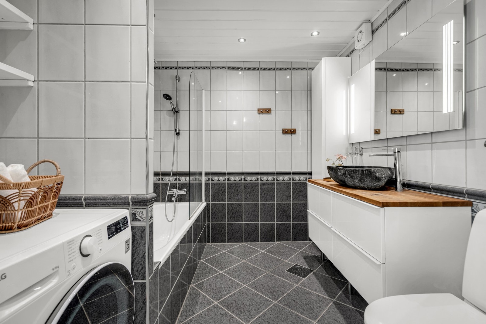 Romslig bad fra byggeåret som ble oppgradert i 2000 med nye baderomsfliser med gulvvarme. Galleribilde