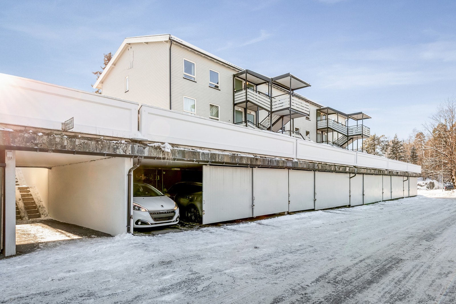 På undersiden av bygget er det felles garasjeanlegg. Galleribilde