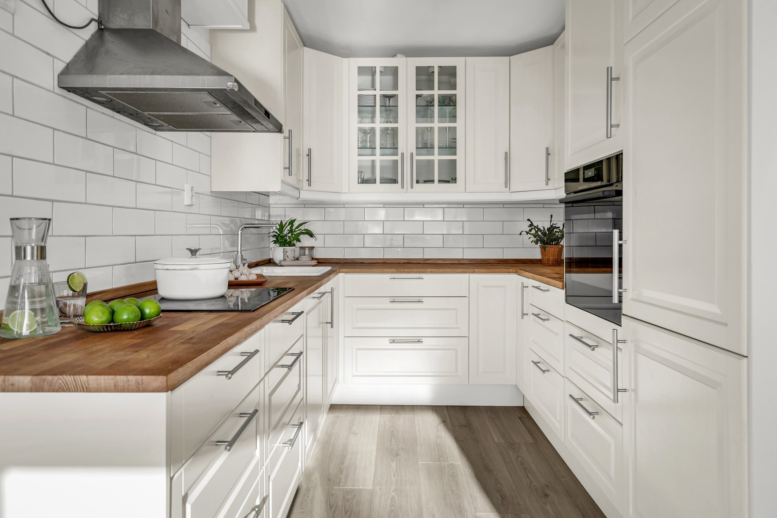 Kjøkkeninnredning fra IKEA (2006), vitrineskap og benkeplater i treverk som ble byttet i 2024. Underskapene er fra Creoform og ble også byttet i 2024. Galleribilde