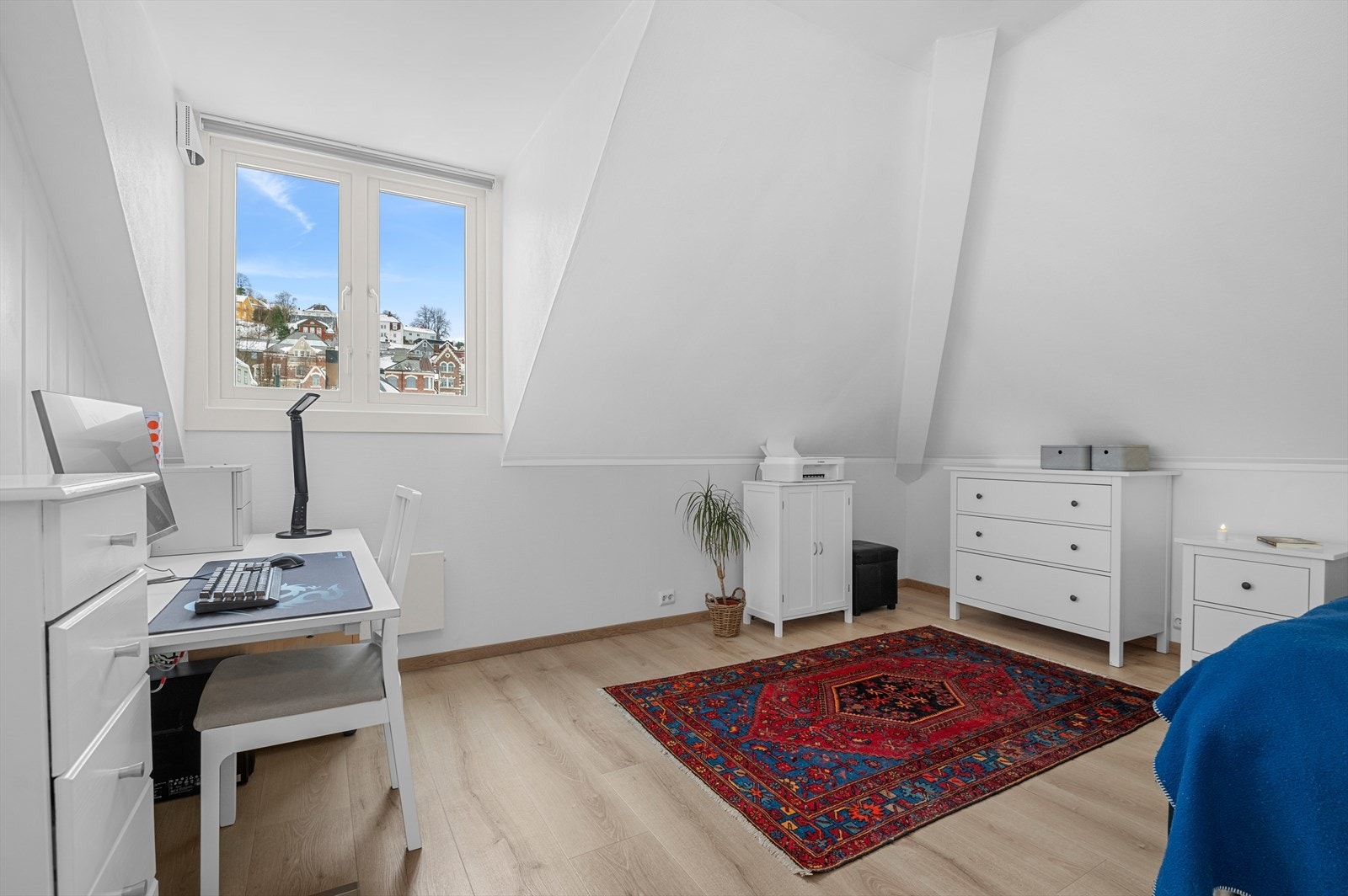 Leilighetens vinduer ble skiftet i 2023 til nye trelags vinduer. Godt med tanke på energikostnadene på de kaldeste vinterdager. Galleribilde