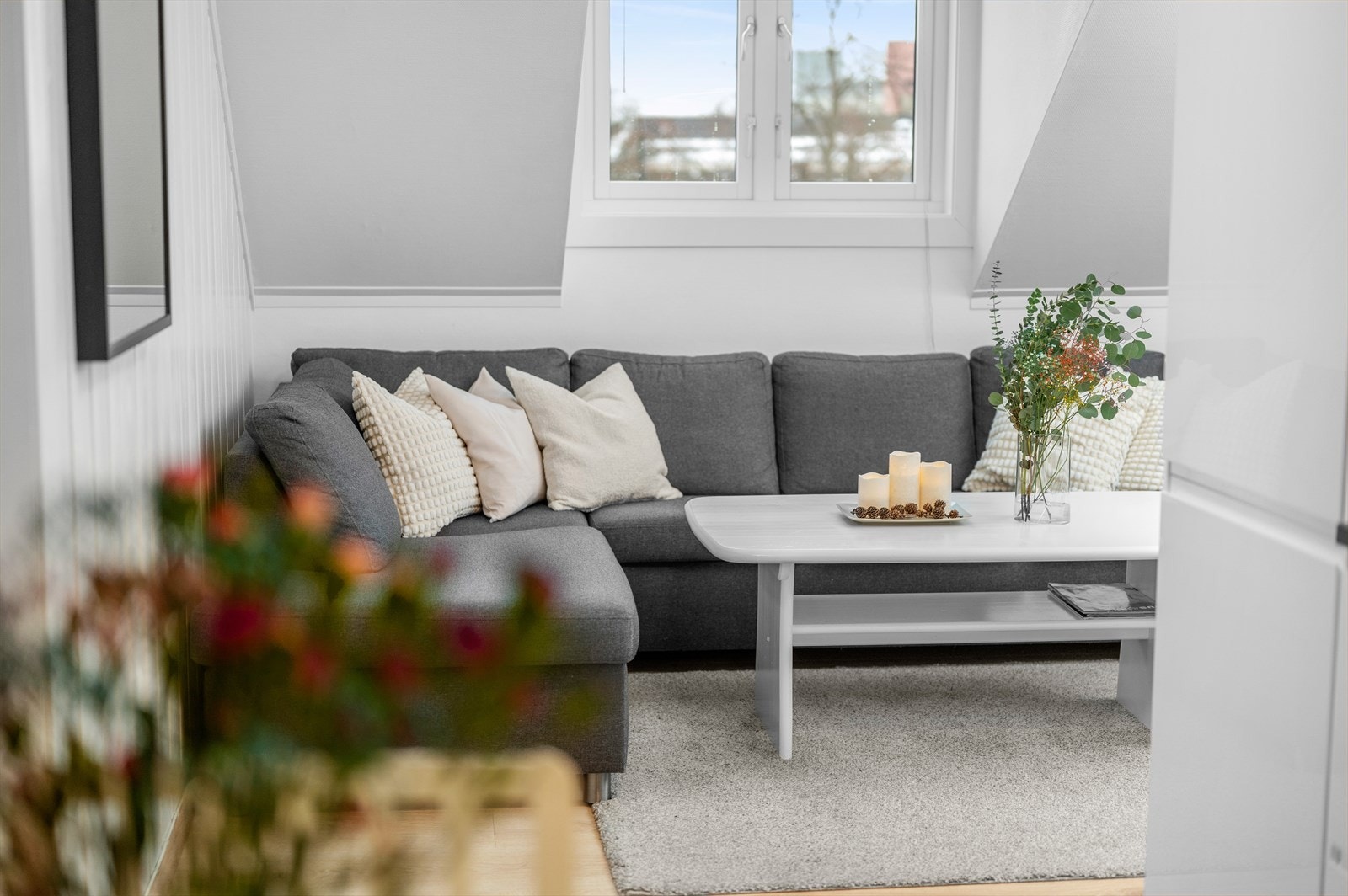 Koselig stue med utsikt ned til Ilaparken fra vinduet, vinduene i leiligheten er skiftet i 2023. Galleribilde