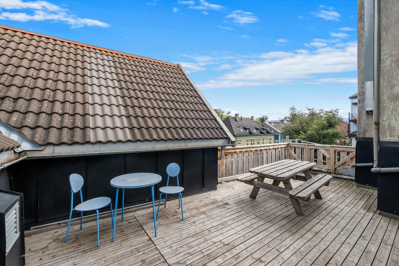 På samme plan som leiligheten er det en oppgradert felles takterrasse for beboerne i borettslaget. Galleribilde