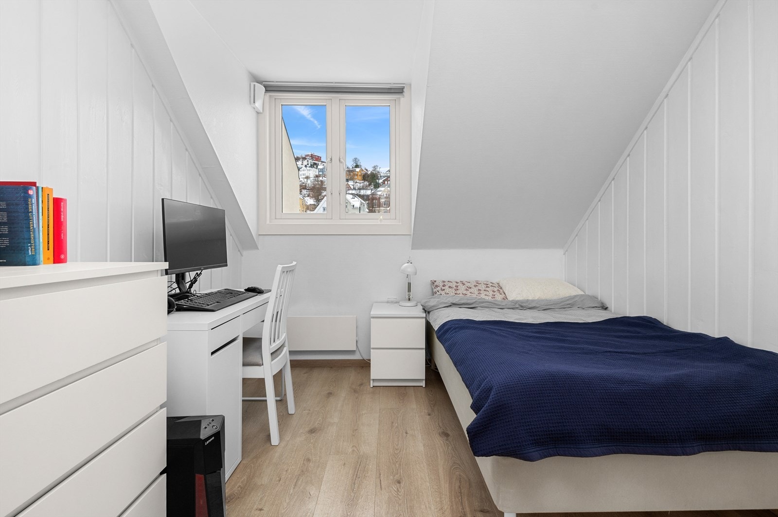 Neste soverom har også fint plass til kontorpult og tilhørende møblement Galleribilde